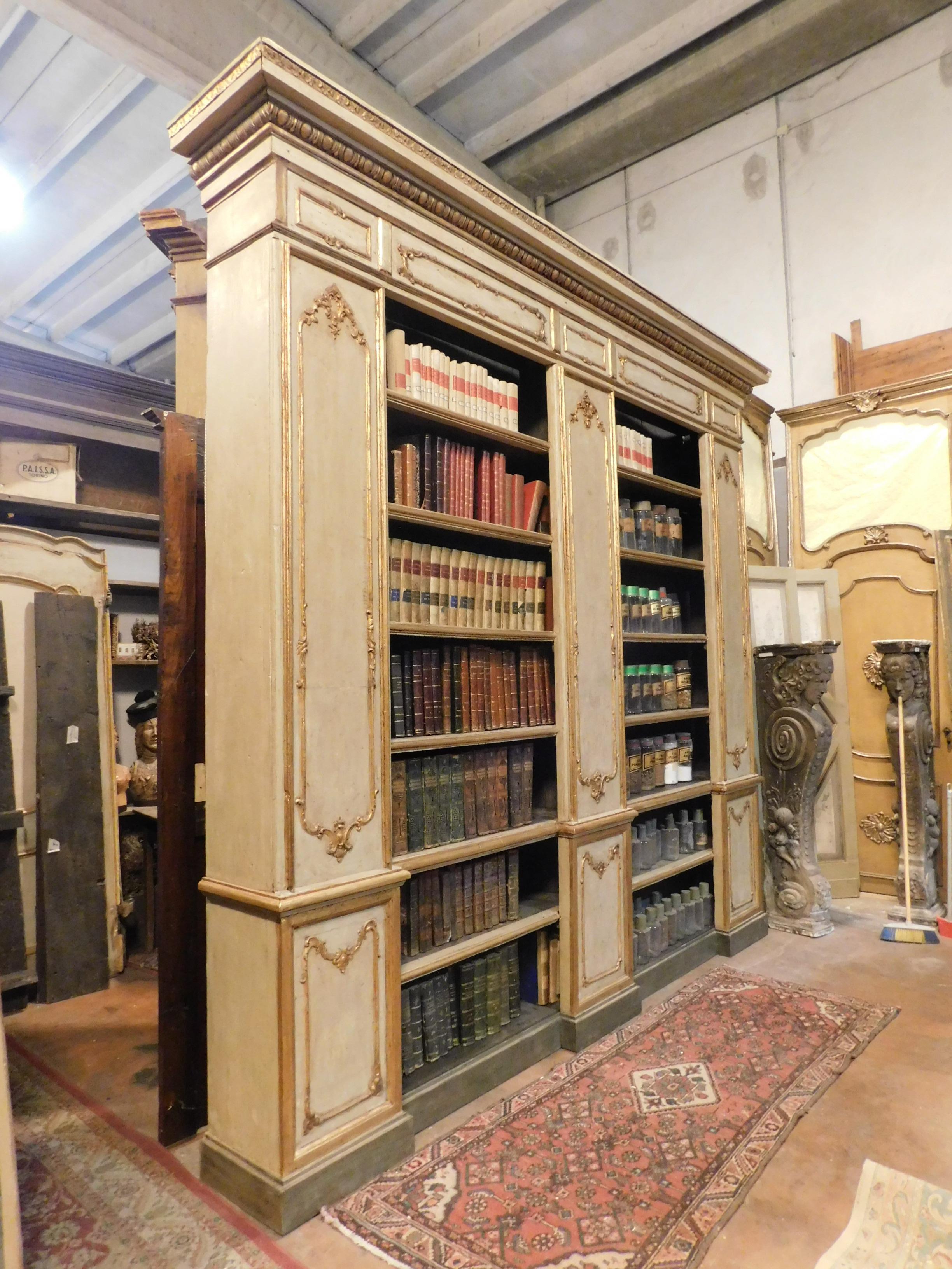 Antikes lackiertes, vergoldetes und vergoldetes Bücherregal, geschnitzte Säulen und Friesen, 19. Jahrhundert, Italien (Handgeschnitzt) im Angebot