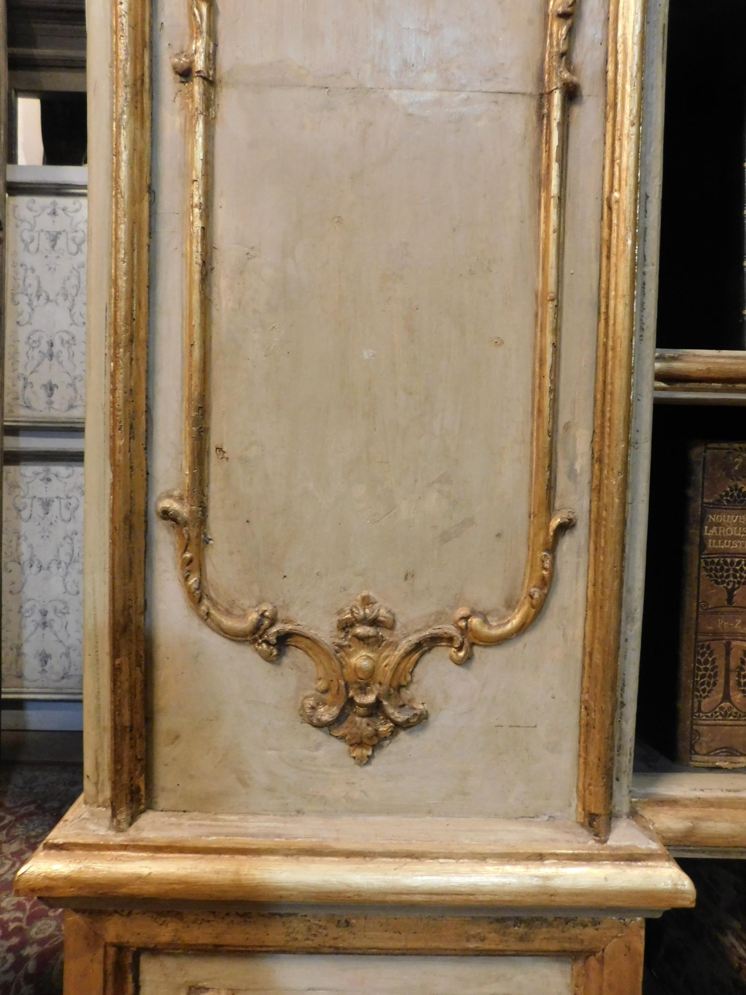 Hand-Carved Antique Lacquered Gilded Bookcase, Carved Columns & Friezes, 19th Century Italy For Sale