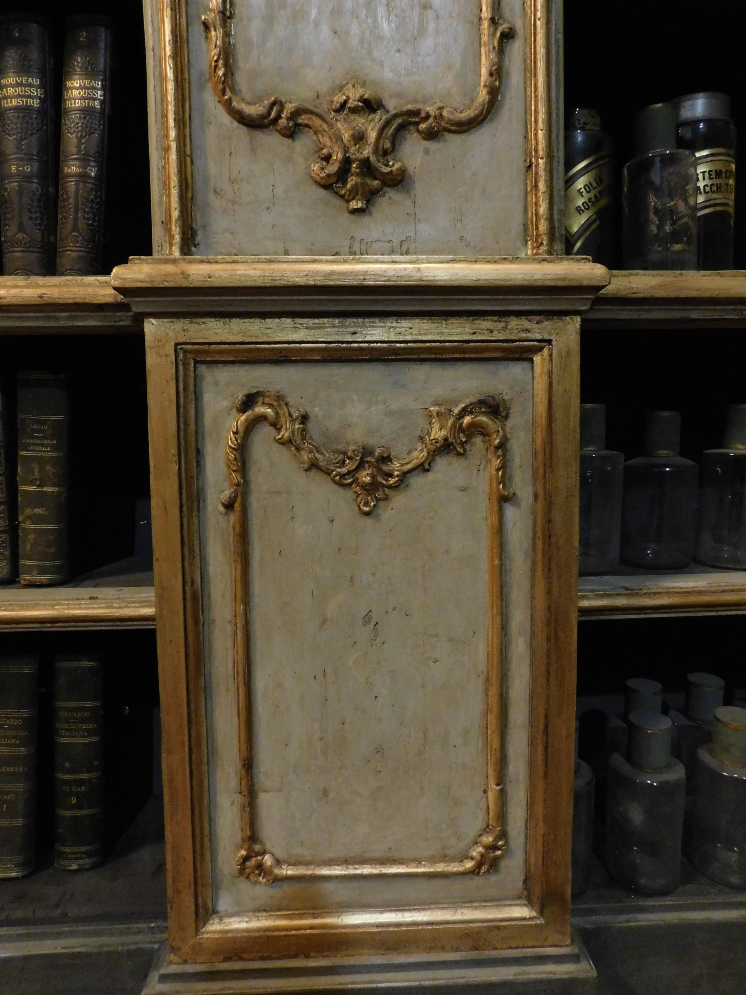 Antique Lacquered Gilded Bookcase, Carved Columns & Friezes, 19th Century Italy In Good Condition For Sale In Cuneo, Italy (CN)