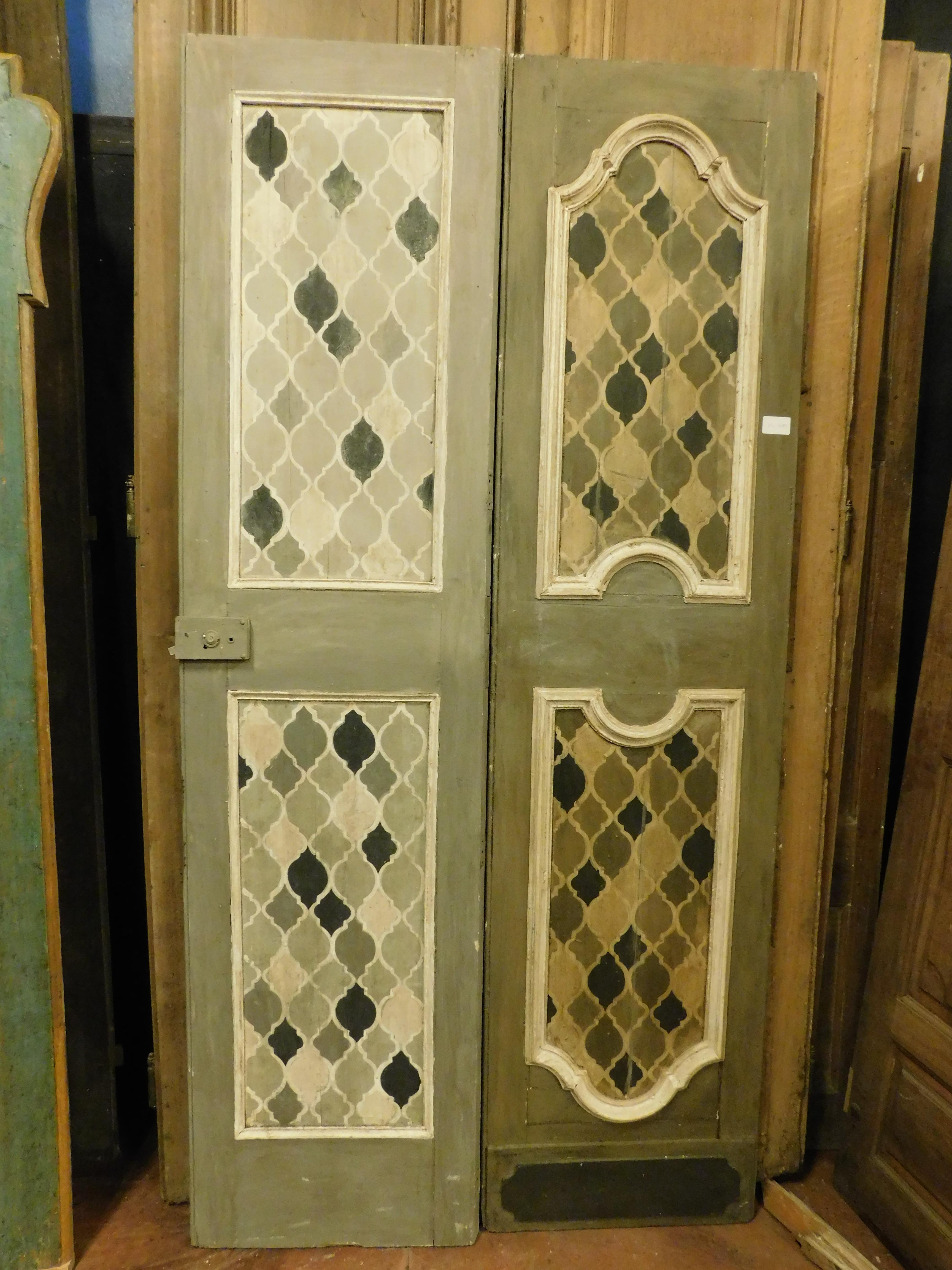 Antique Lacquered Hand-Painted Door, 18th Century Florence, Gray, White and Chess In Good Condition In Cuneo, Italy (CN)