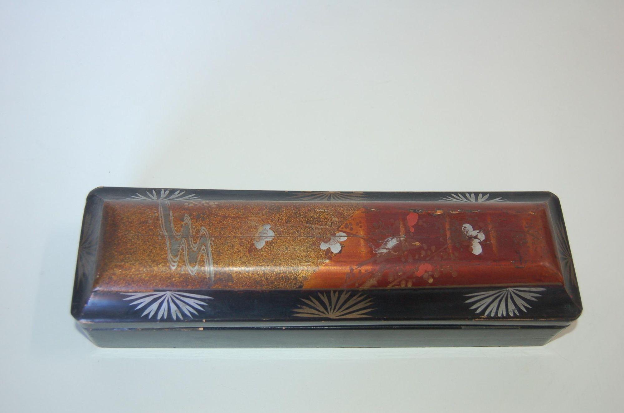 Antike schwarz lackierte japanische Holzschatulle mit skelettiertem Schlüsselloch, CIRCA 1920er Jahre.

Maße: 3