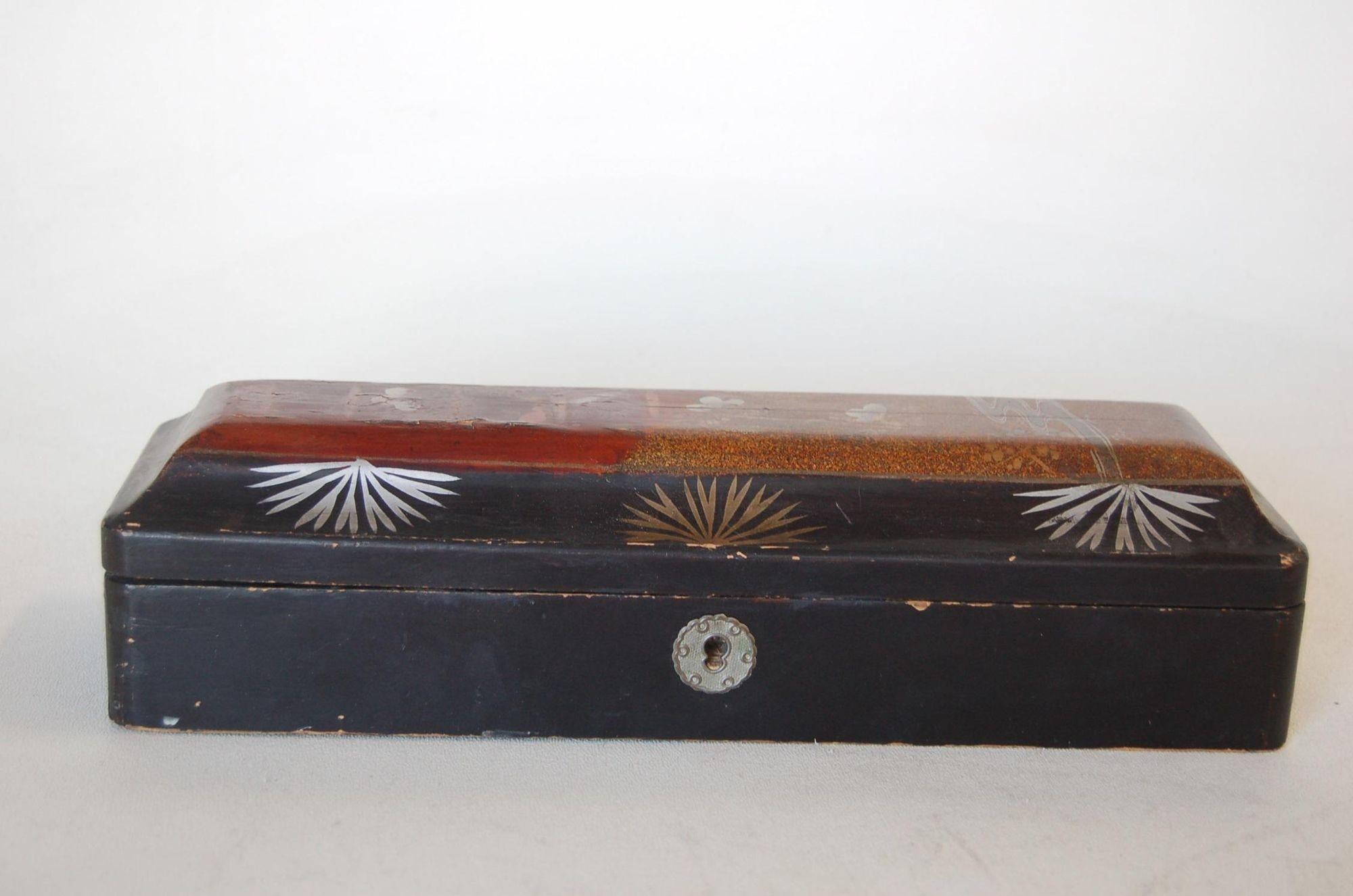 Antique Lacquered Japenese Wood Keepsake Trinket Box, circa 1920s In Excellent Condition For Sale In Van Nuys, CA