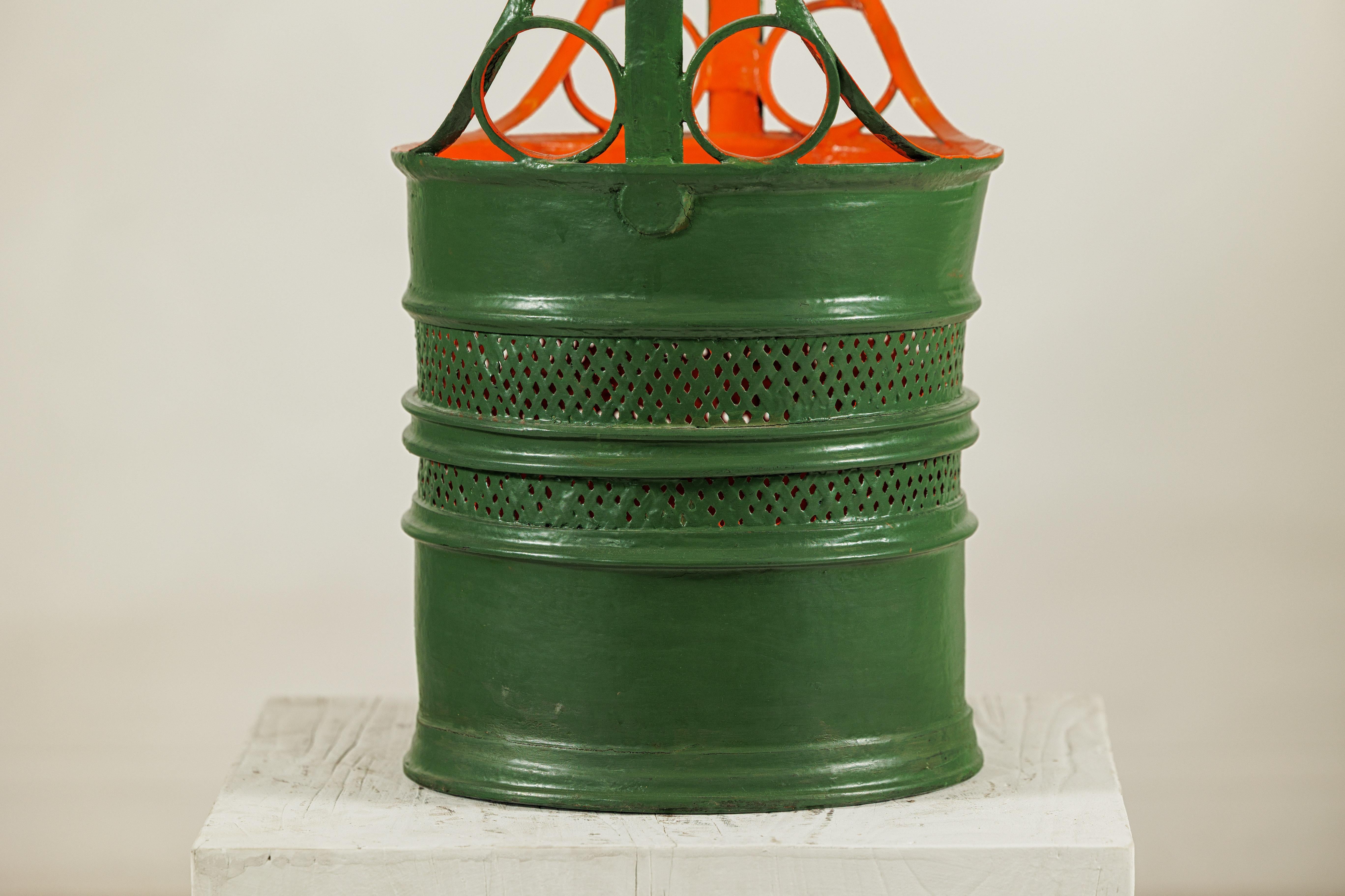 Panier en métal laqué antique avec design ajouré en vert et orange en vente 3