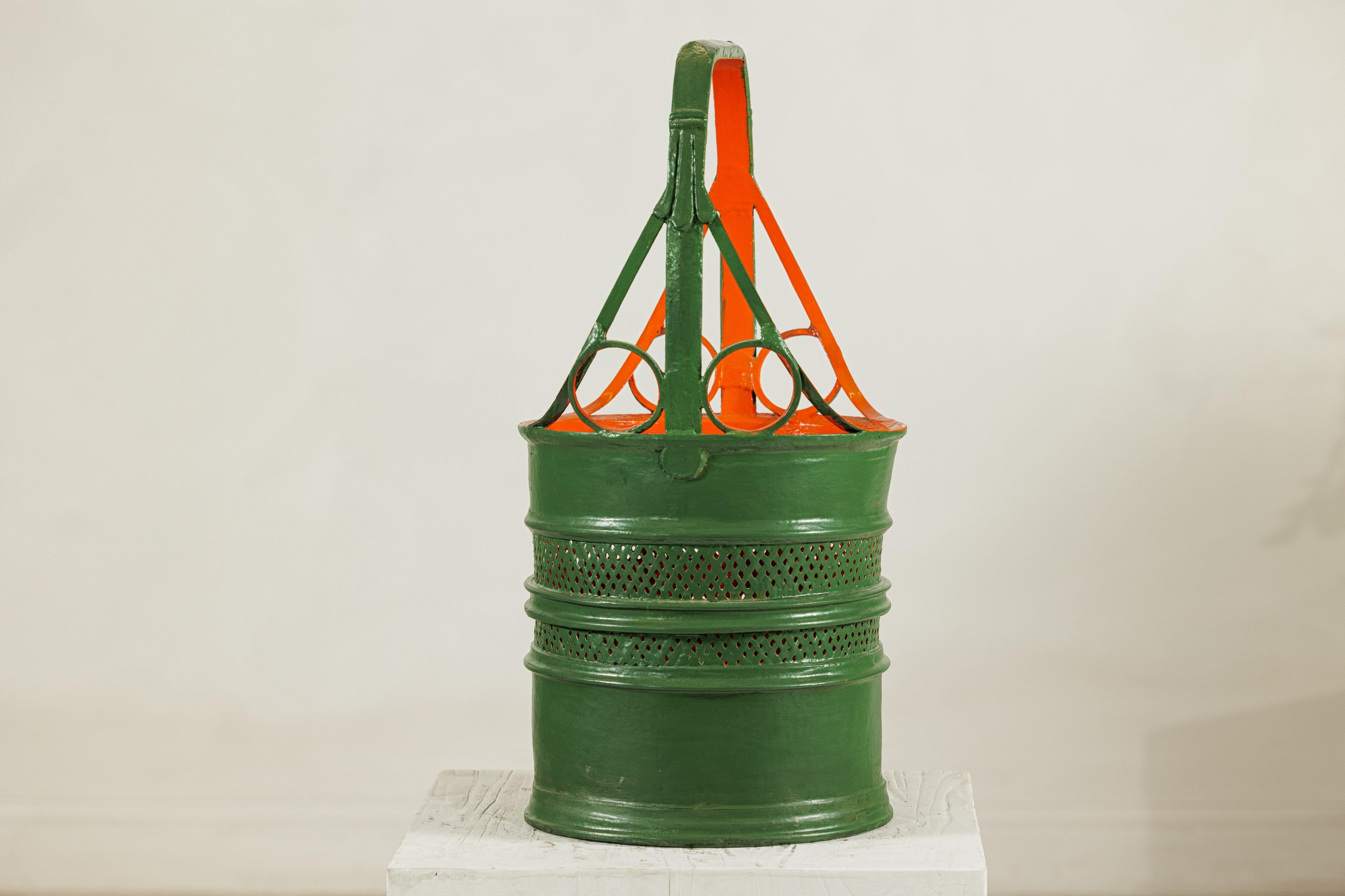 Panier en métal laqué antique avec design ajouré en vert et orange en vente 4