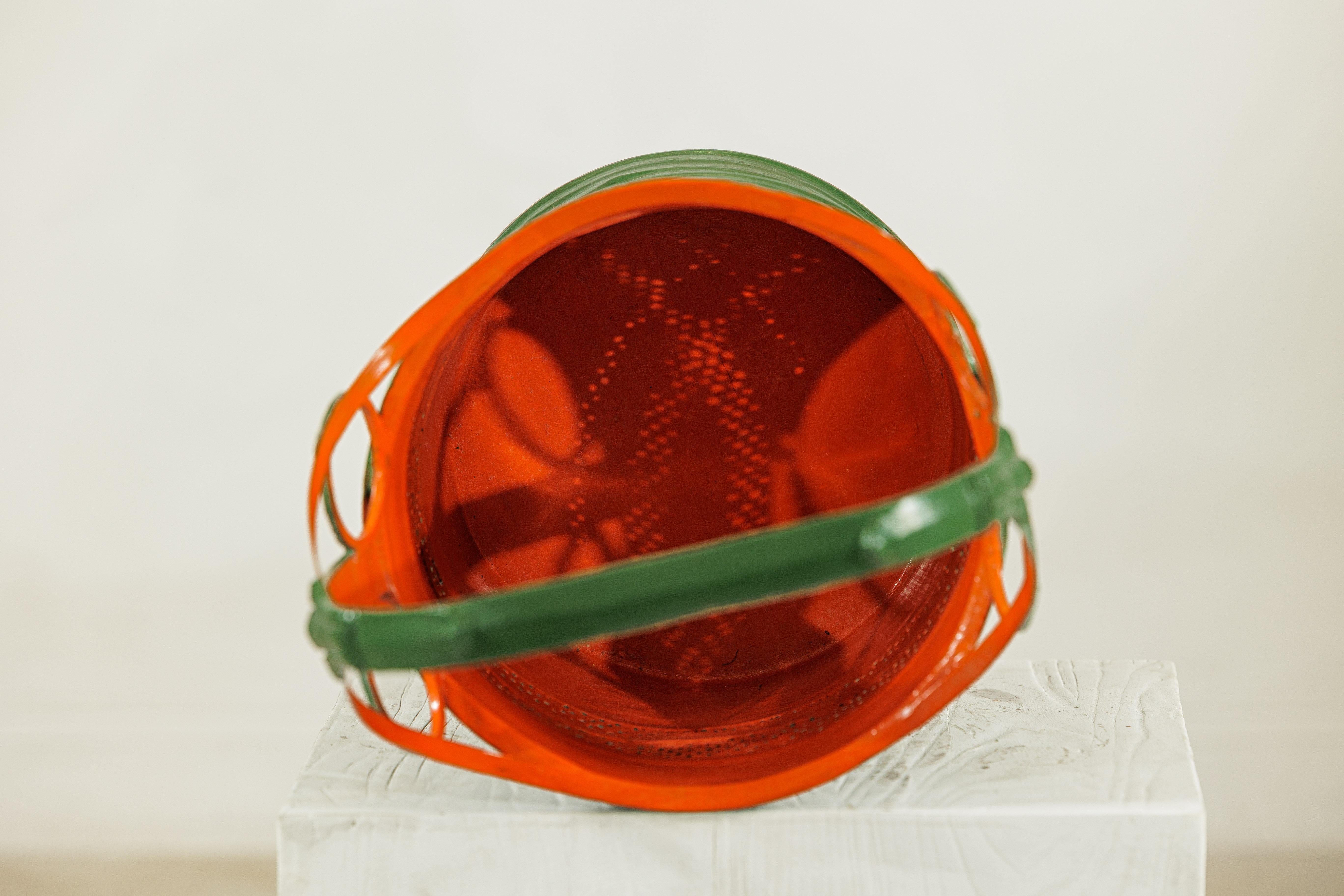 Panier en métal laqué antique avec design ajouré en vert et orange en vente 5