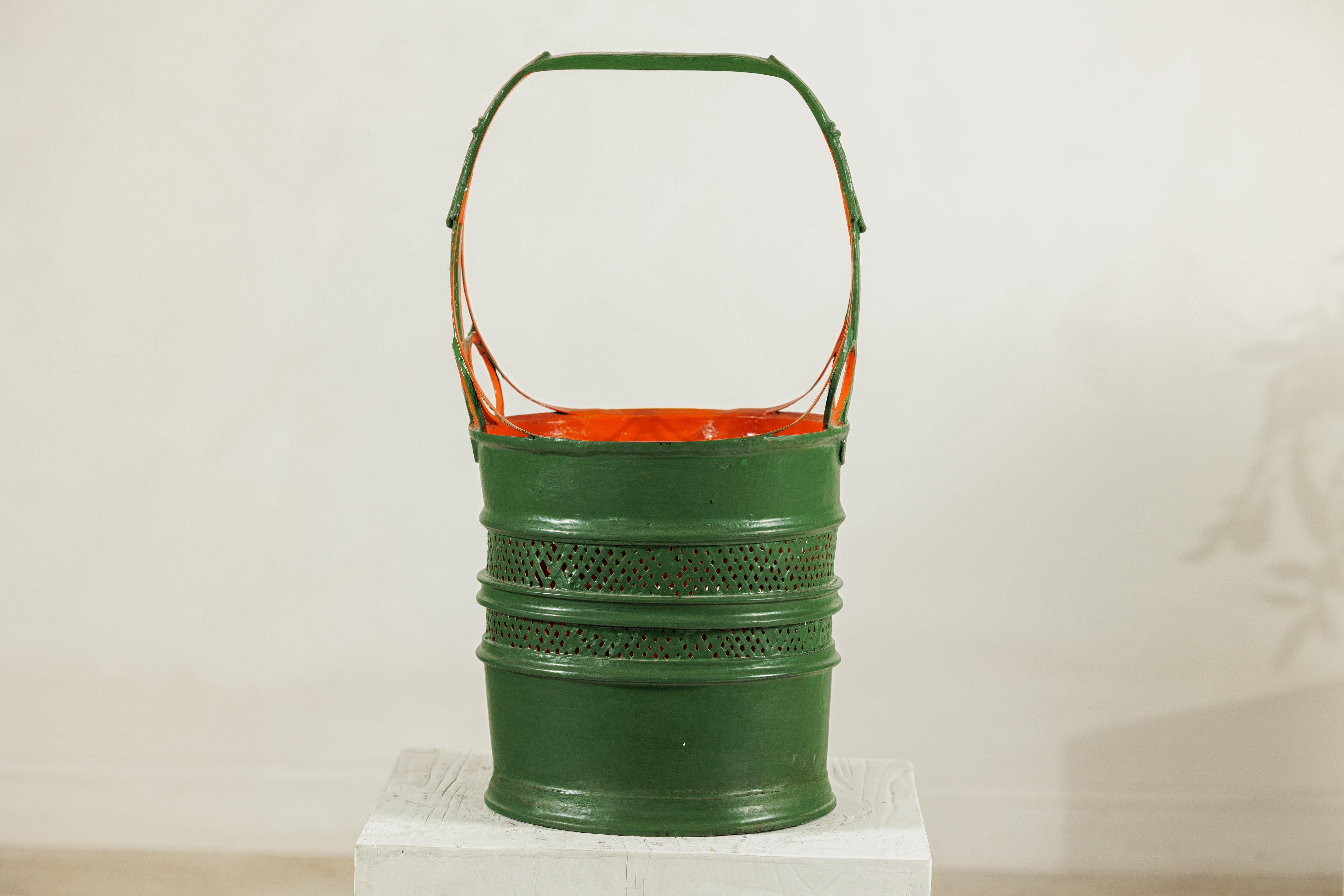 Panier en métal laqué antique avec design ajouré en vert et orange en vente 6