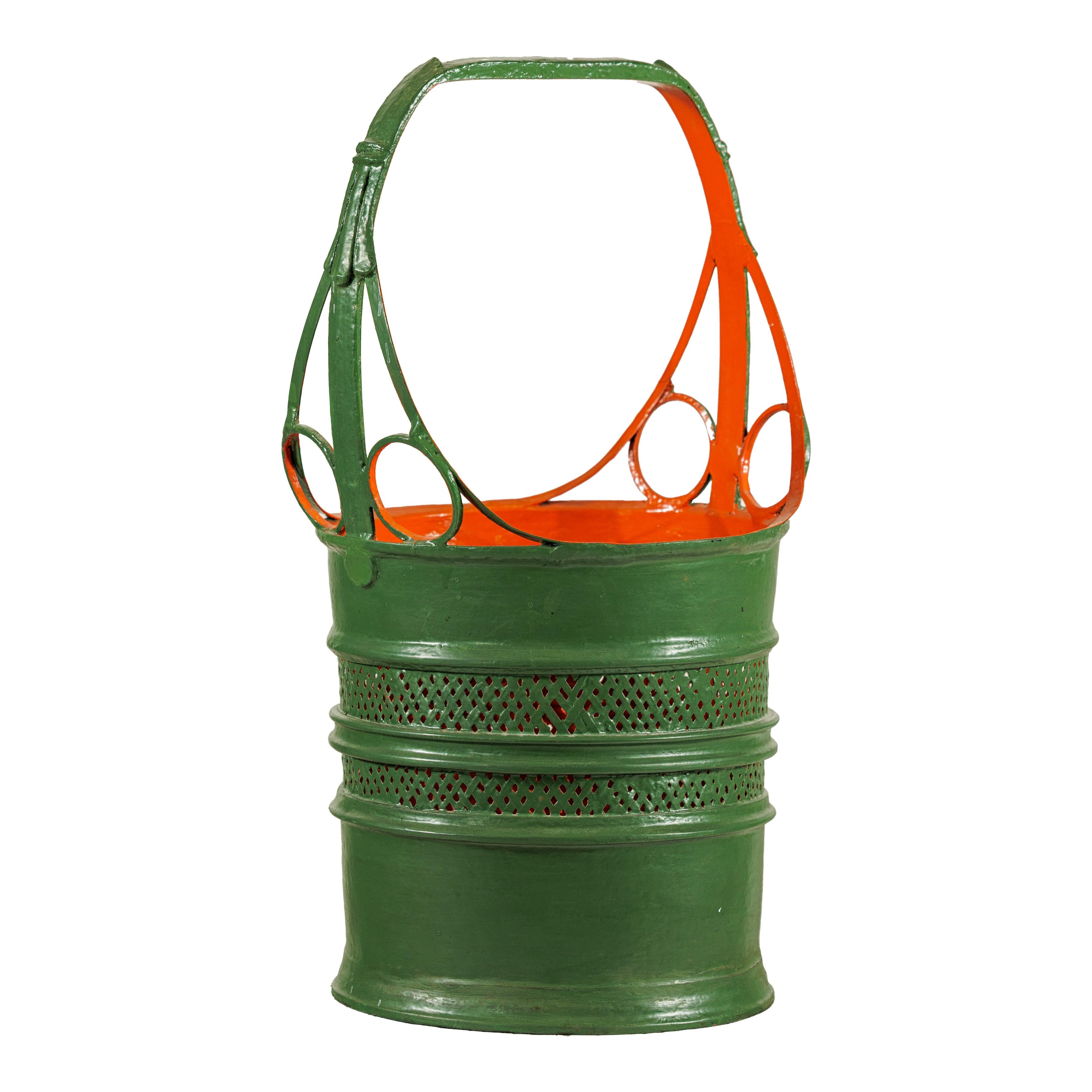 Panier en métal laqué antique avec design ajouré en vert et orange en vente 7