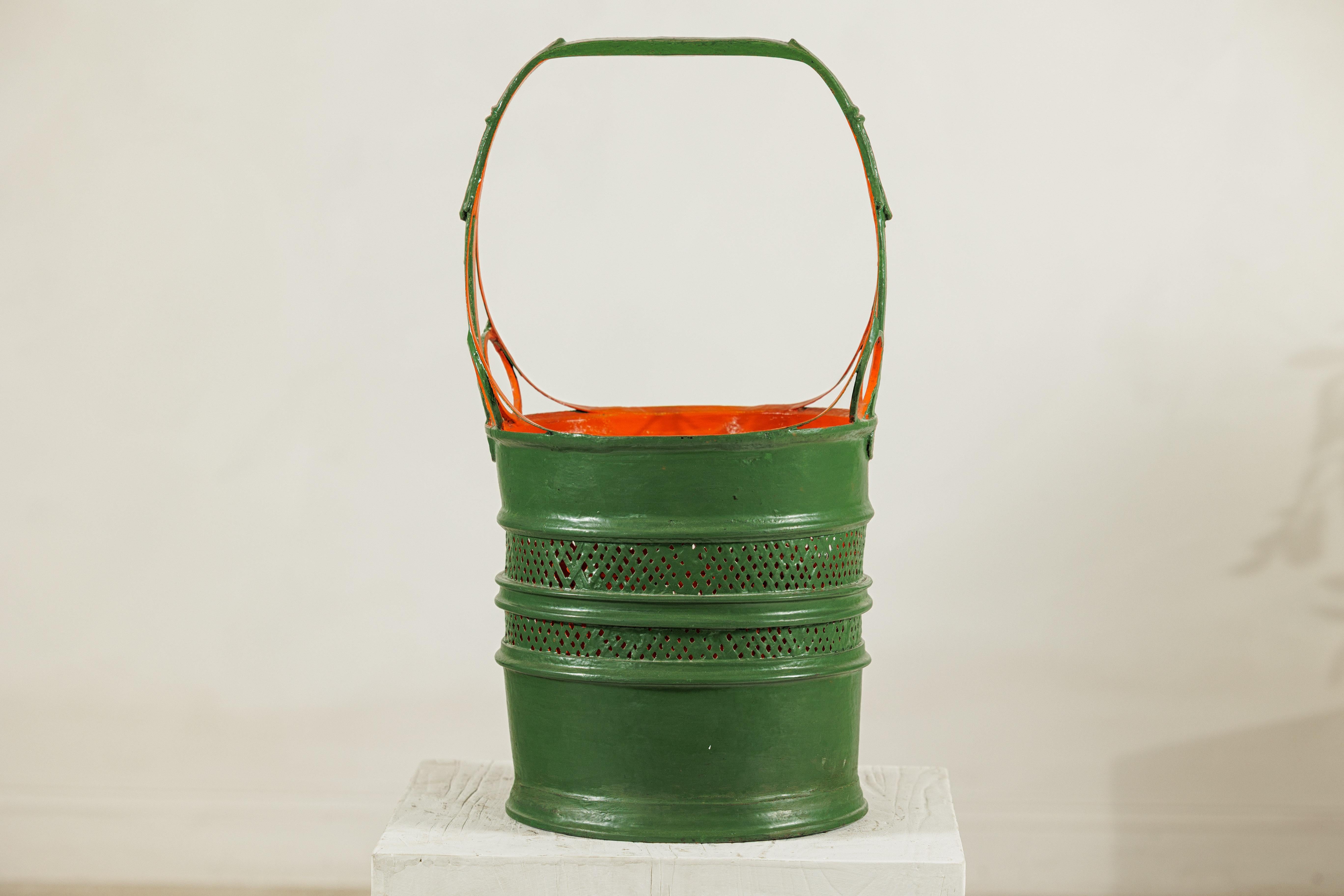 Birman Panier en métal laqué antique avec design ajouré en vert et orange en vente