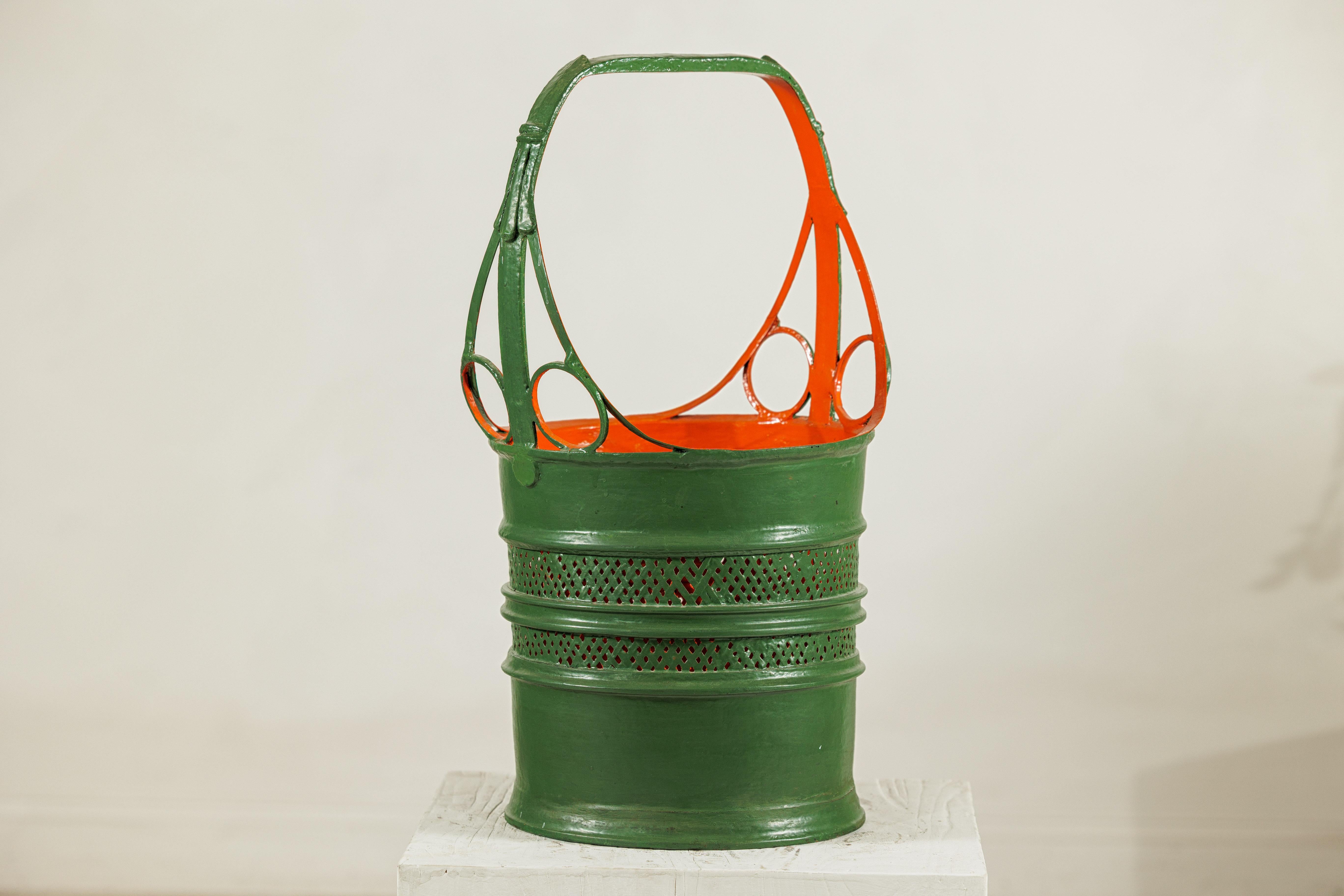 Laqué Panier en métal laqué antique avec design ajouré en vert et orange en vente