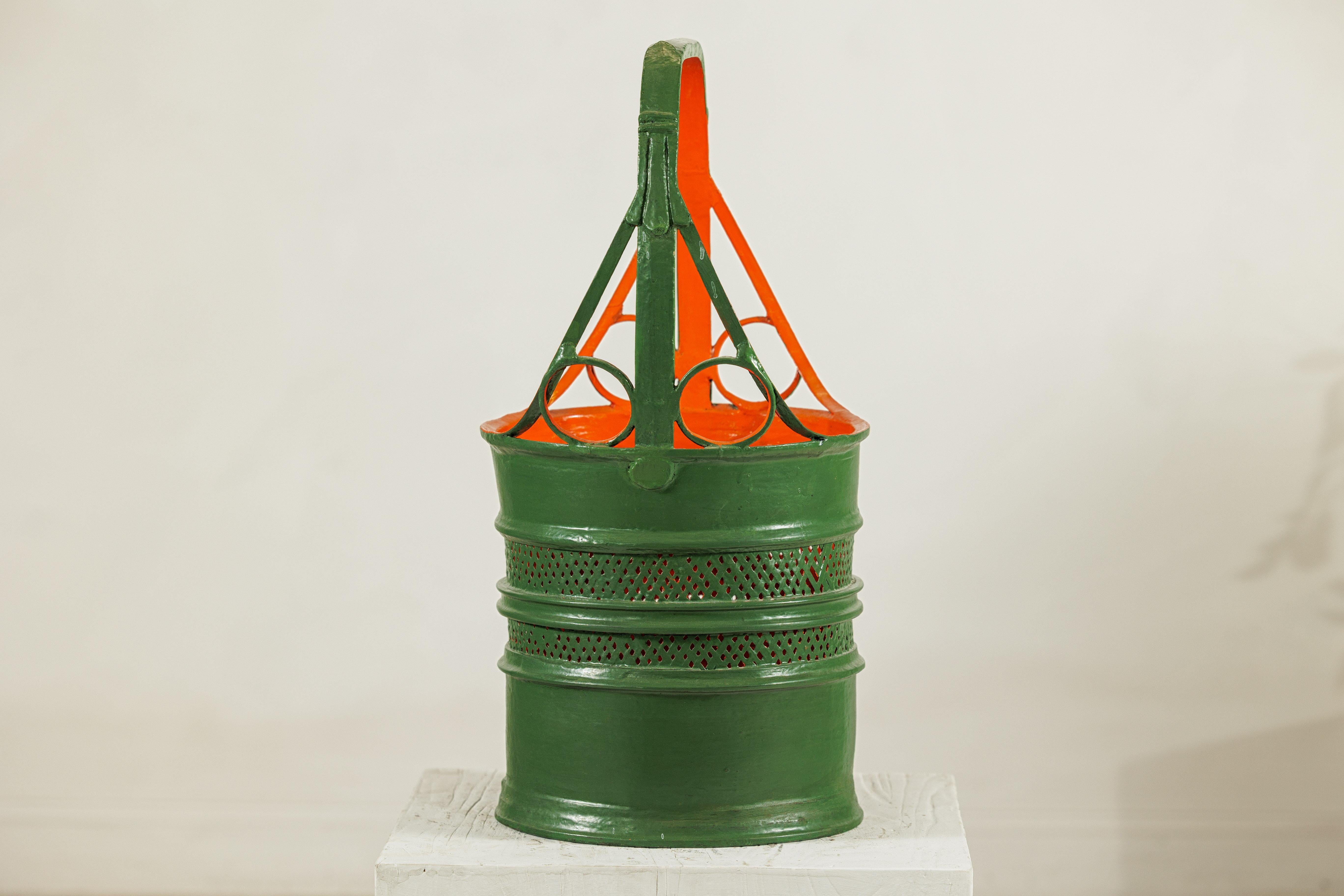 Panier en métal laqué antique avec design ajouré en vert et orange Bon état - En vente à Yonkers, NY