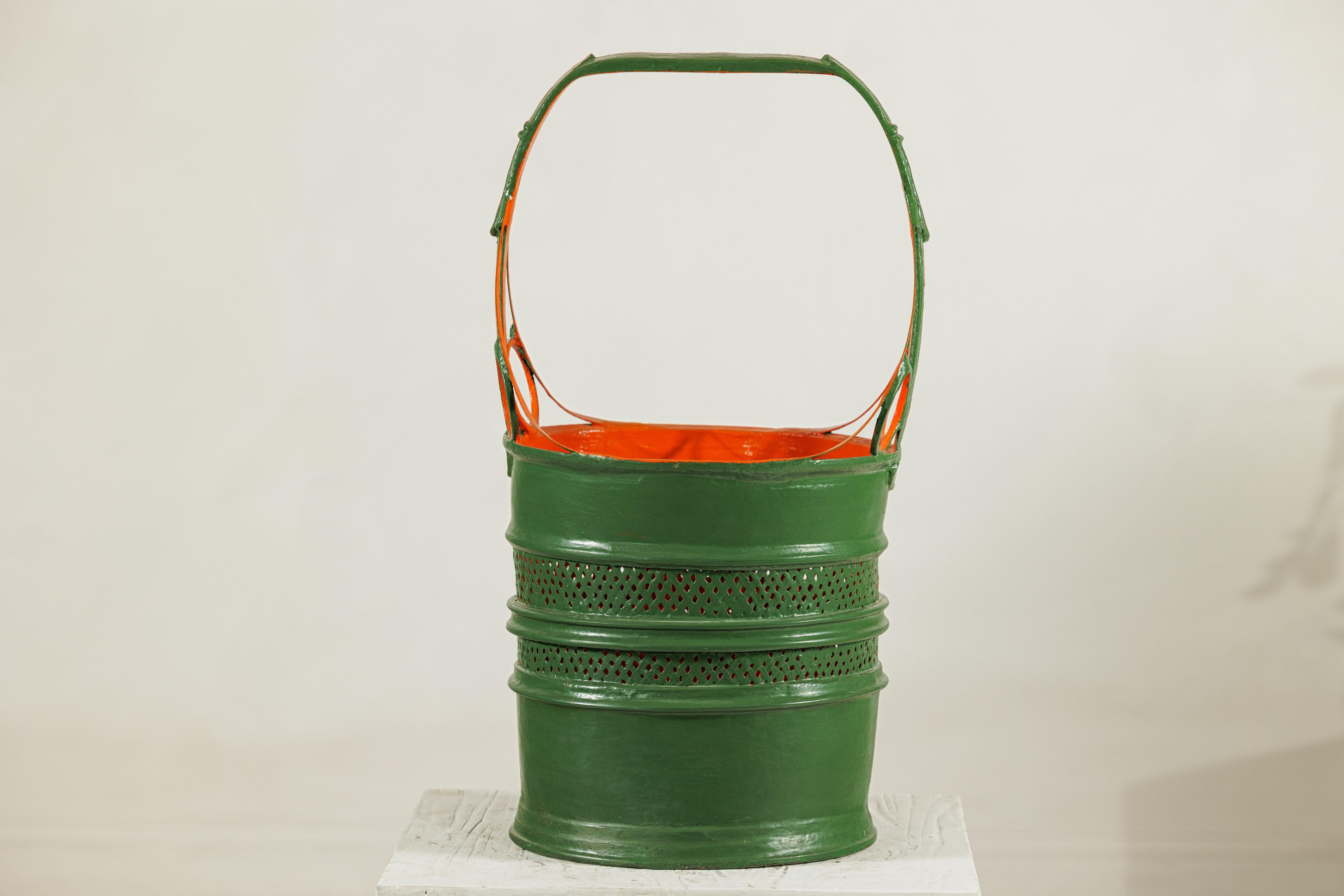 20ième siècle Panier en métal laqué antique avec design ajouré en vert et orange en vente