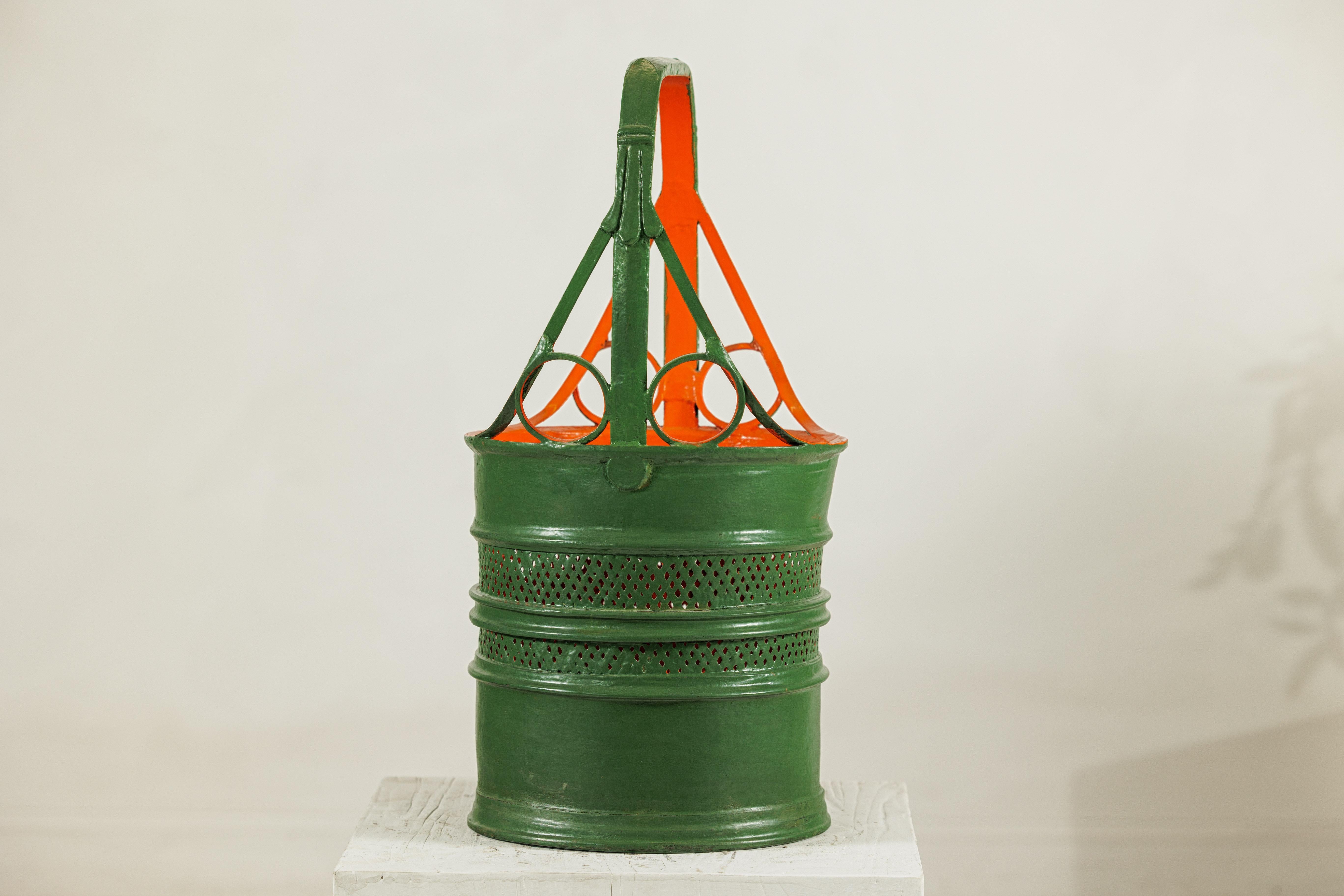 Métal Panier en métal laqué antique avec design ajouré en vert et orange en vente