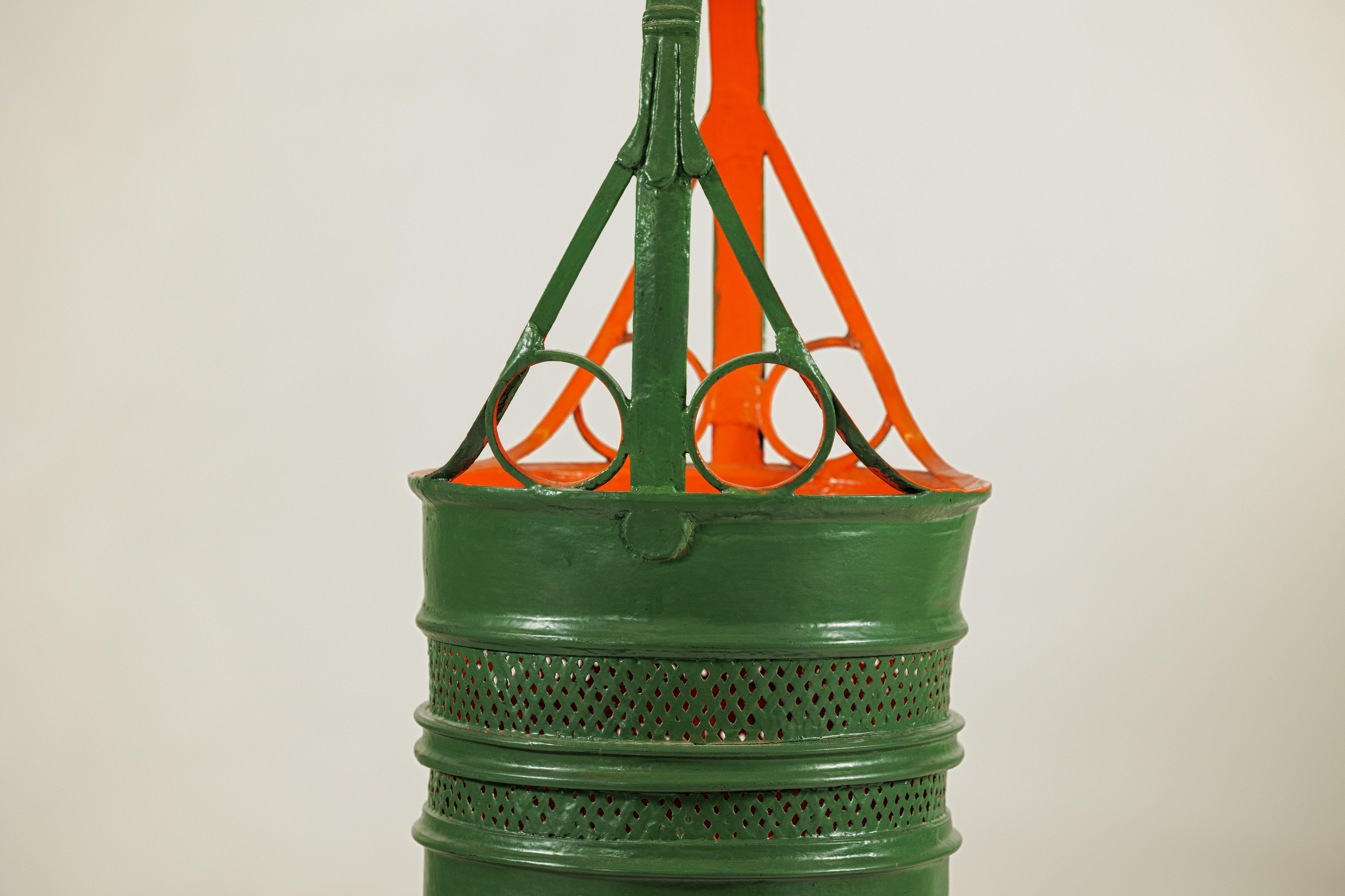 Panier en métal laqué antique avec design ajouré en vert et orange en vente 1