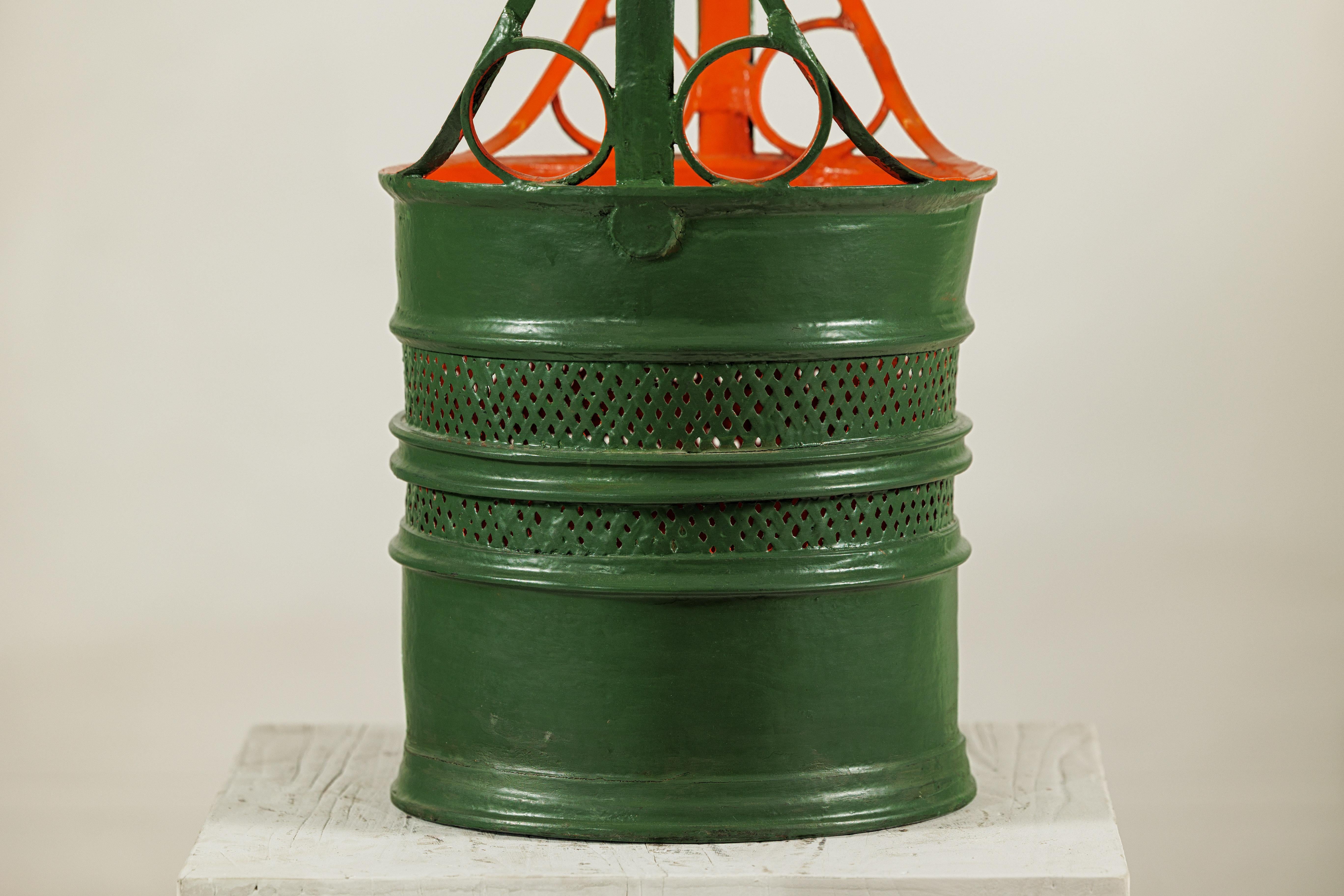Panier en métal laqué antique avec design ajouré en vert et orange en vente 2