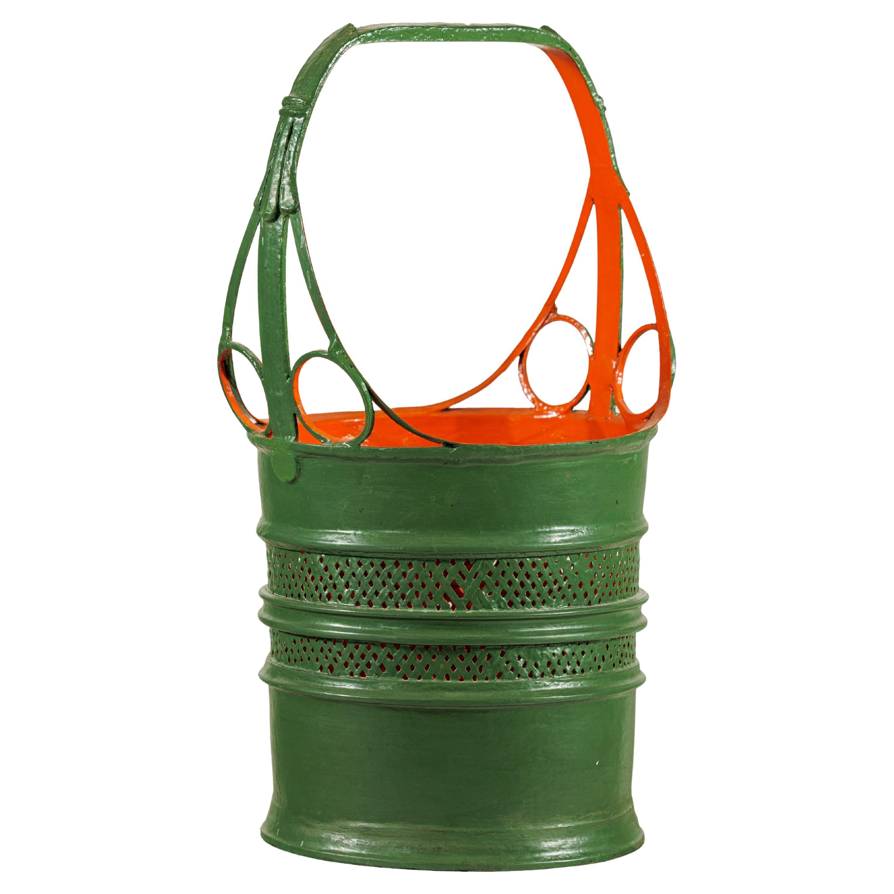 Panier en métal laqu�é antique avec design ajouré en vert et orange en vente