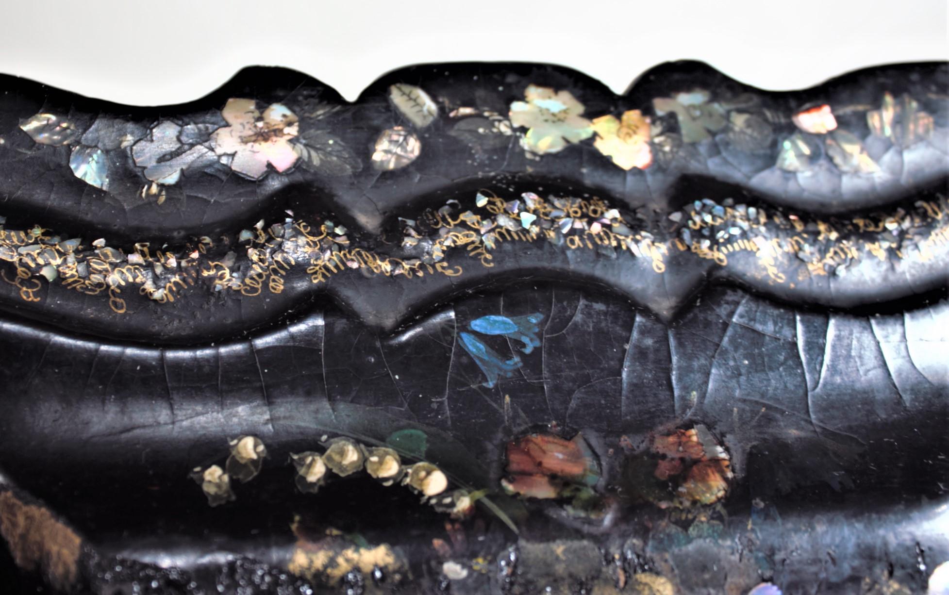 Antikes lackiertes Papier, Näh- oder Schmuckkästchen mit Intarsien aus geschnitzter Muschel im Zustand „Gut“ im Angebot in Hamilton, Ontario