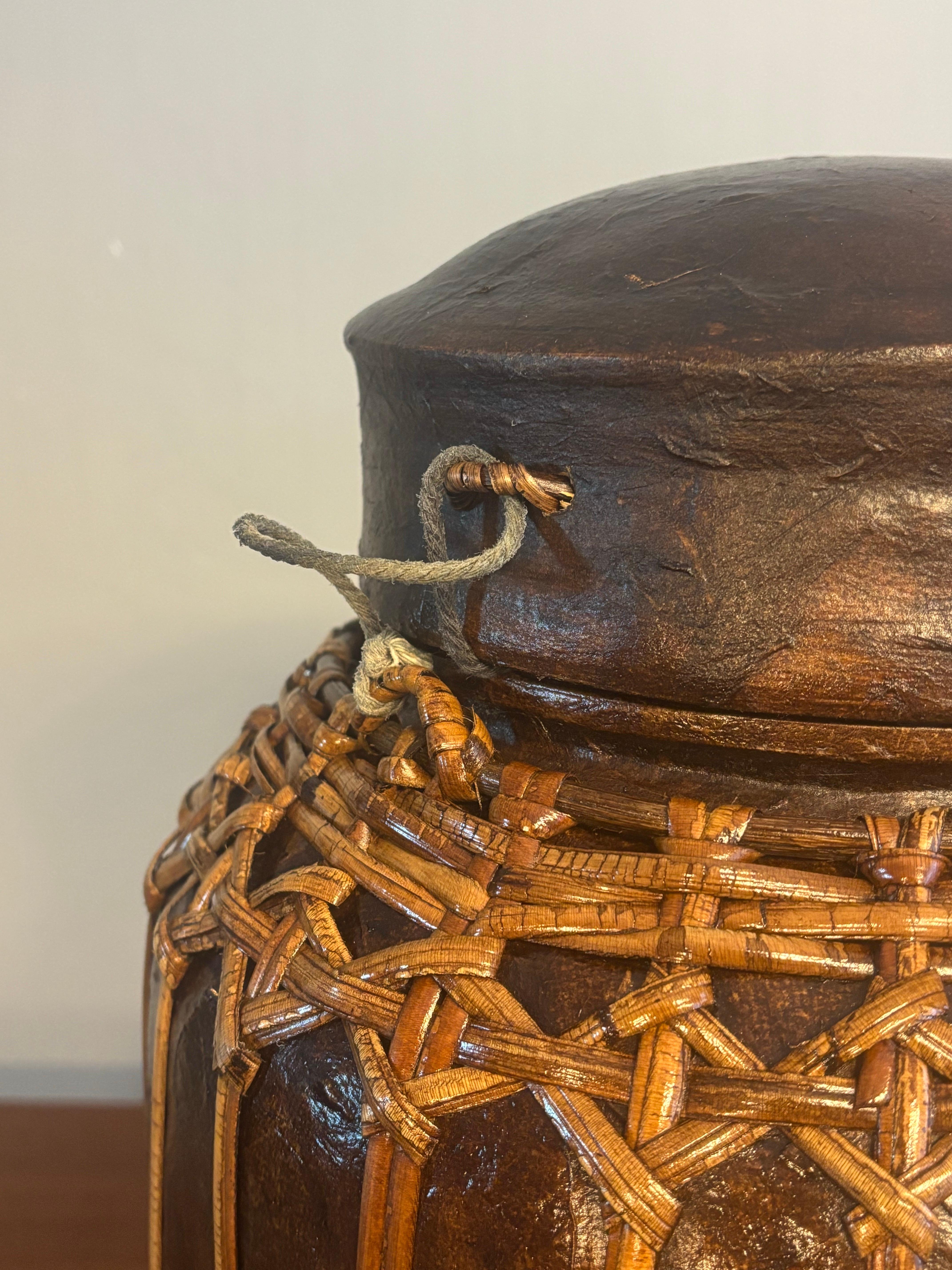 Thailandese Antico contenitore per riso tailandese Hand Made laccato e rustico con coperchio in vendita