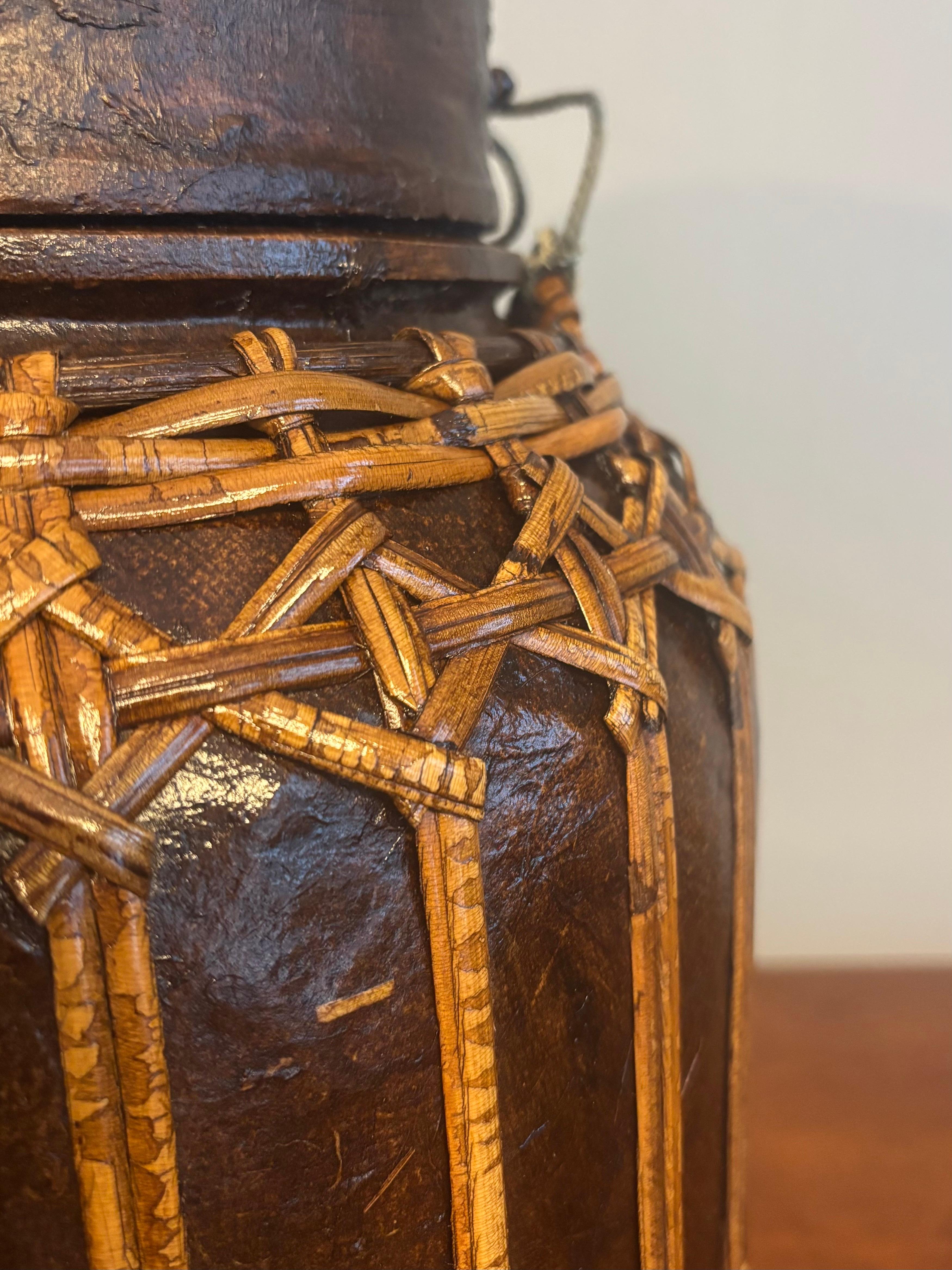 Antico contenitore per riso tailandese Hand Made laccato e rustico con coperchio In condizioni buone in vendita a Delray Beach, FL