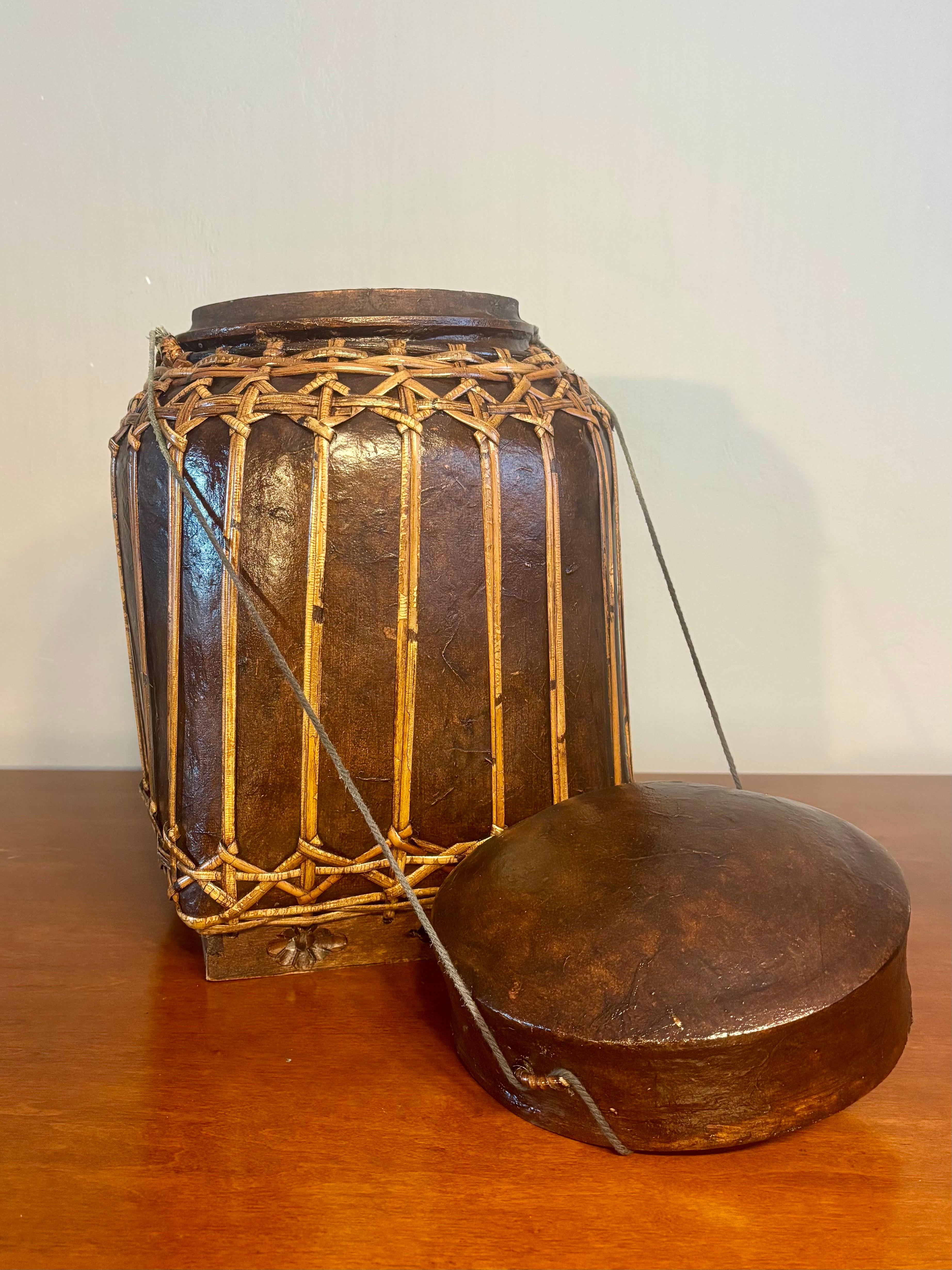 XIX secolo Antico contenitore per riso tailandese Hand Made laccato e rustico con coperchio in vendita