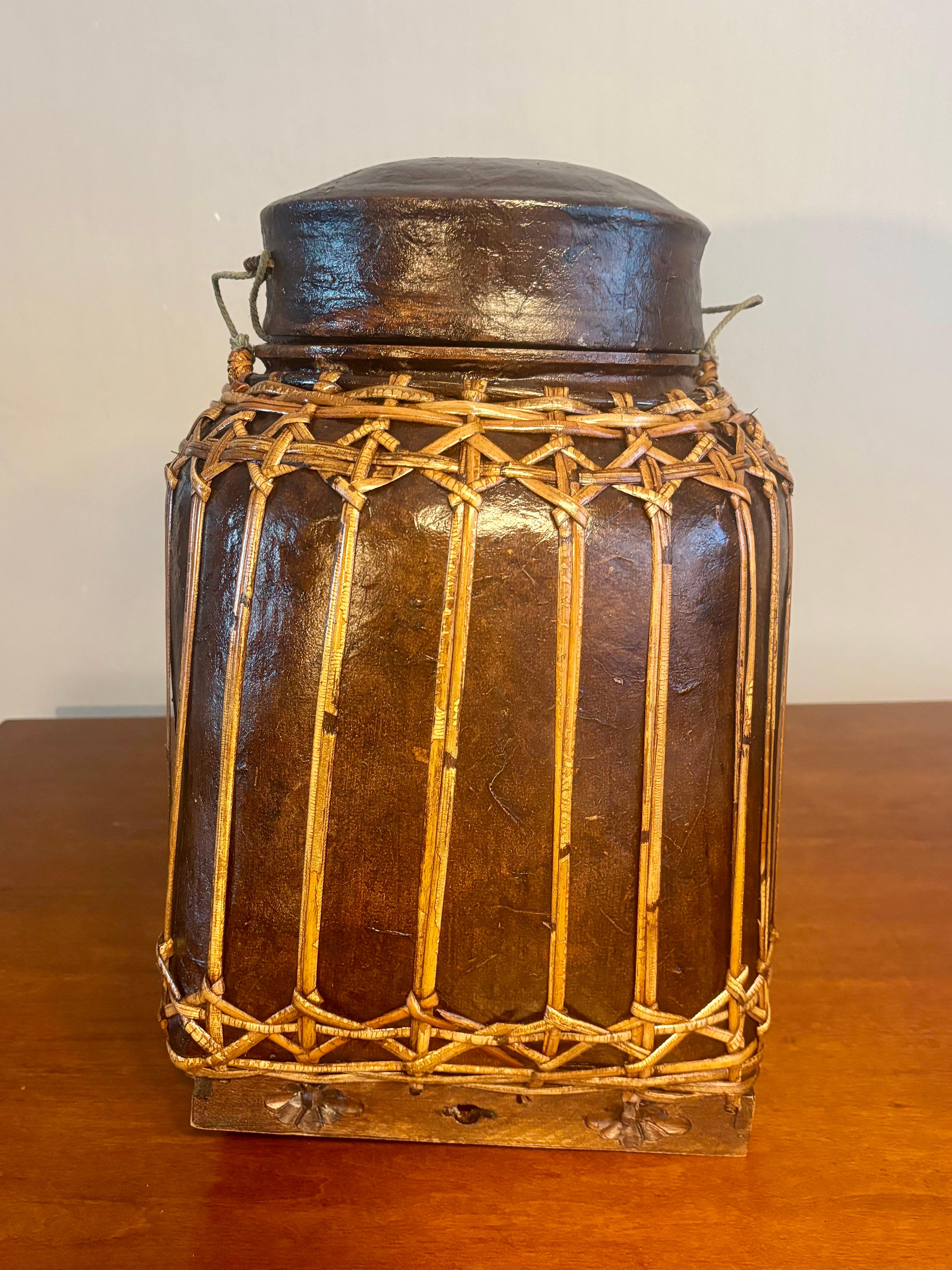 Canna Antico contenitore per riso tailandese Hand Made laccato e rustico con coperchio in vendita