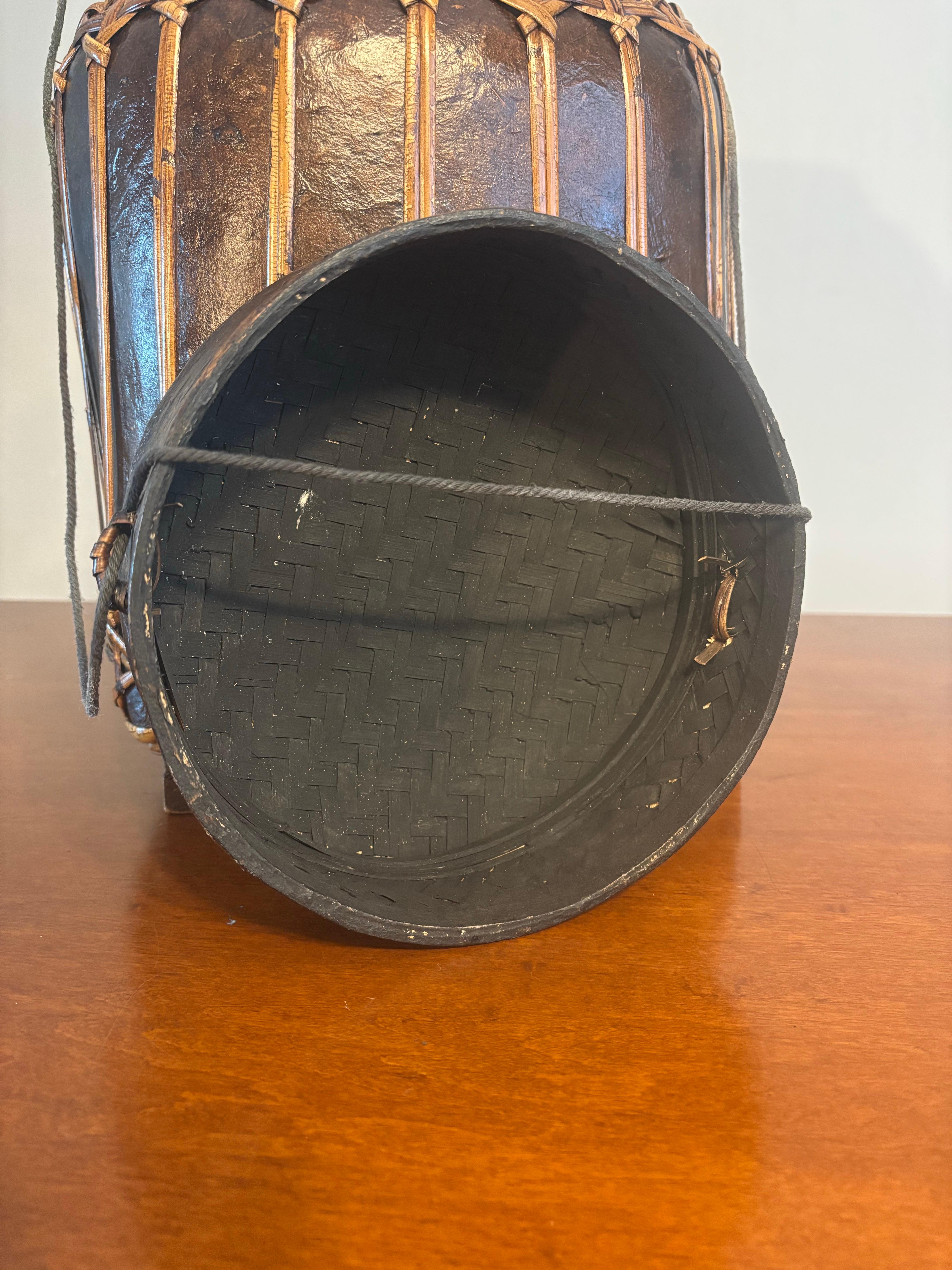 Antico contenitore per riso tailandese Hand Made laccato e rustico con coperchio in vendita 1