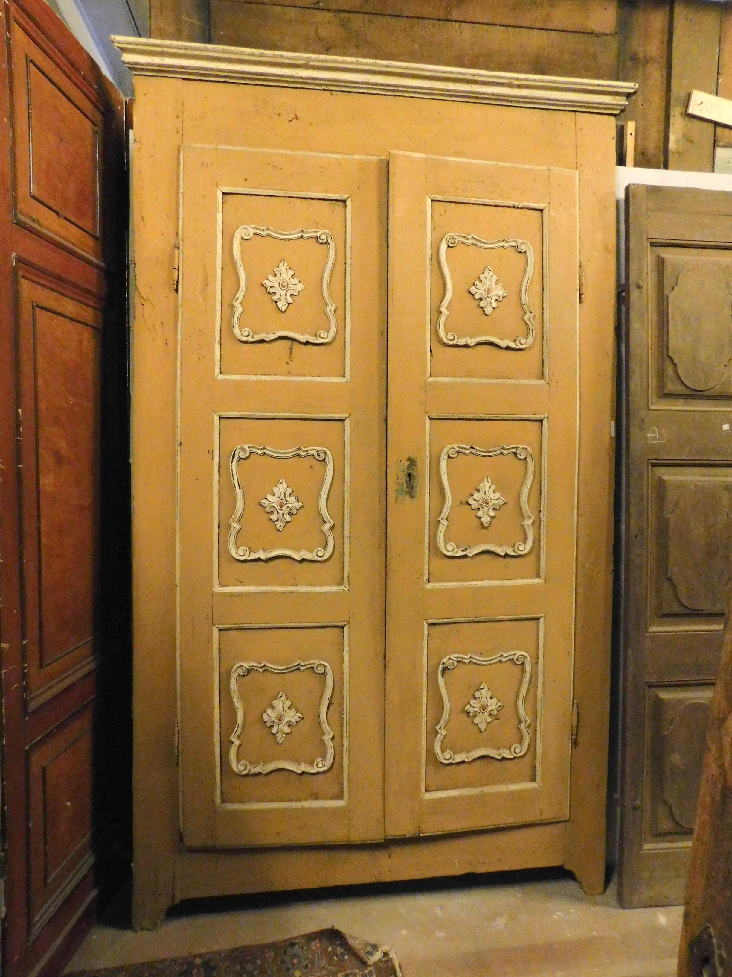 Antique wall cabinet, yellow lacquered with white carved decorations, frame with two doors, used as a cupboard, hand built in the late 19th century for a home in Italy.
Origin Piedmont, of solid and durable wood, beautiful scenic impact, bright but