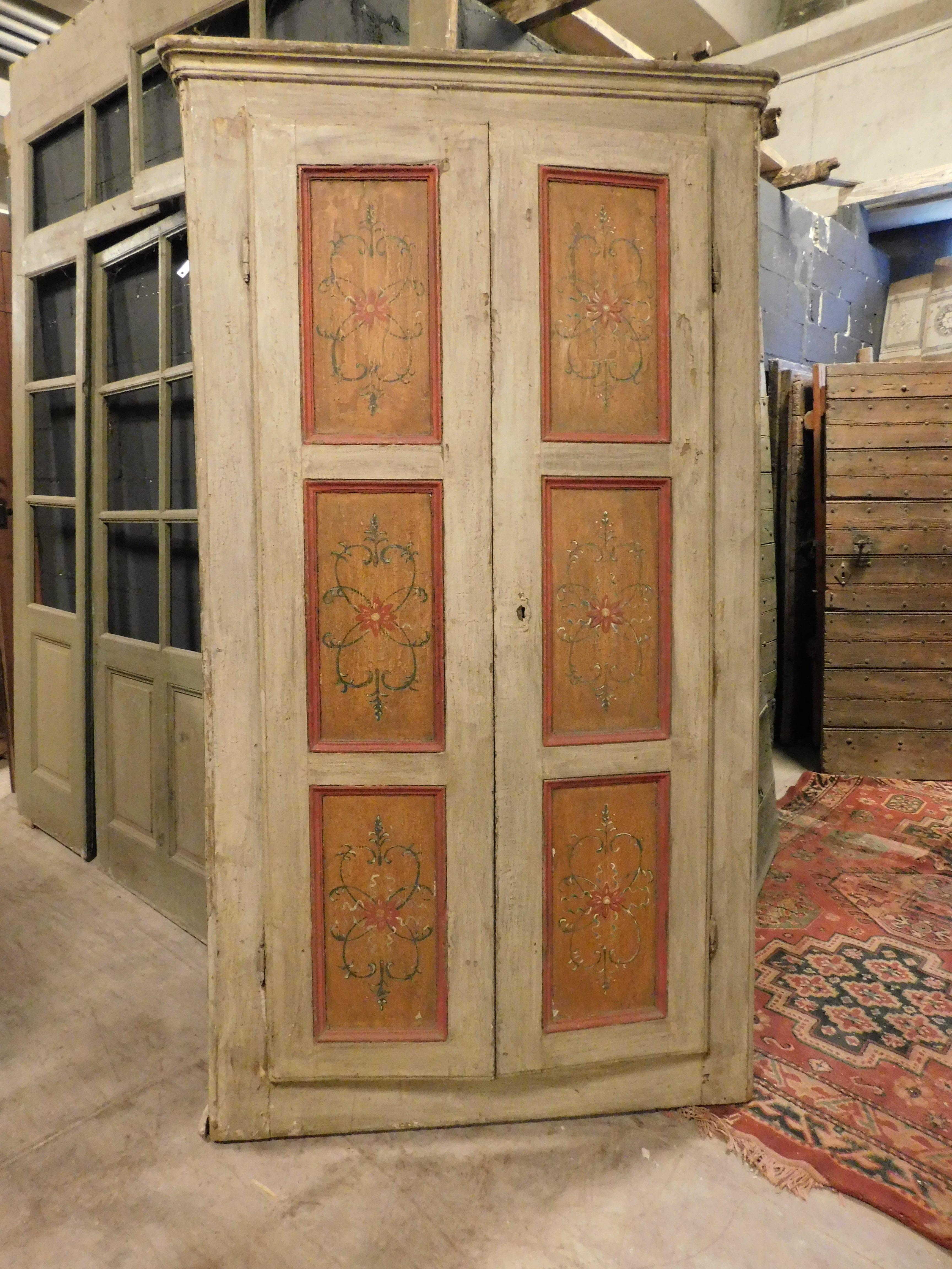 Antique lacquered wall placard with doors painted with floral motifs. handmade in the 18th century, from southern Italy. Made of light wood, this beautiful placard is well suited to any style of furniture thanks to the colors of the lacquer, bright