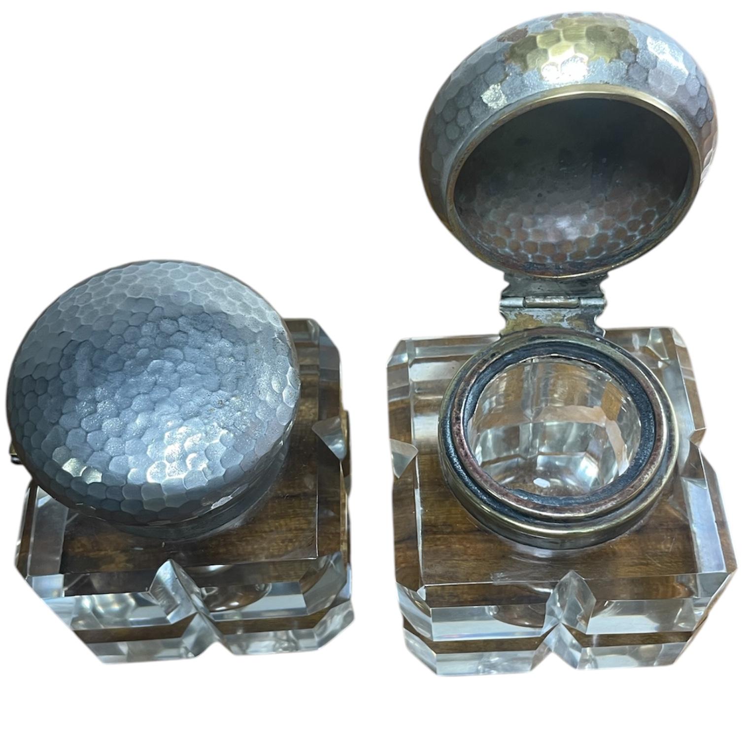 Tintero antiguo de madera lacada con tinteros de cristal a juego en venta 4