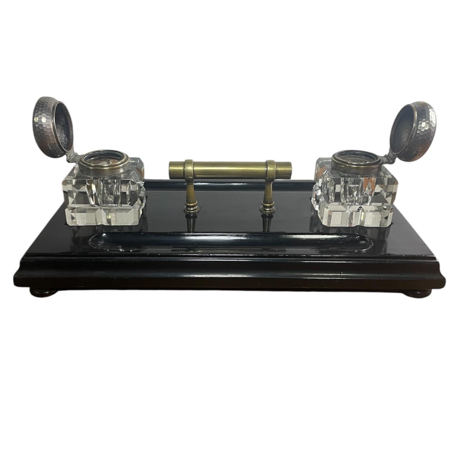 Tintero antiguo de madera lacada con tinteros de cristal a juego Victoriano en venta