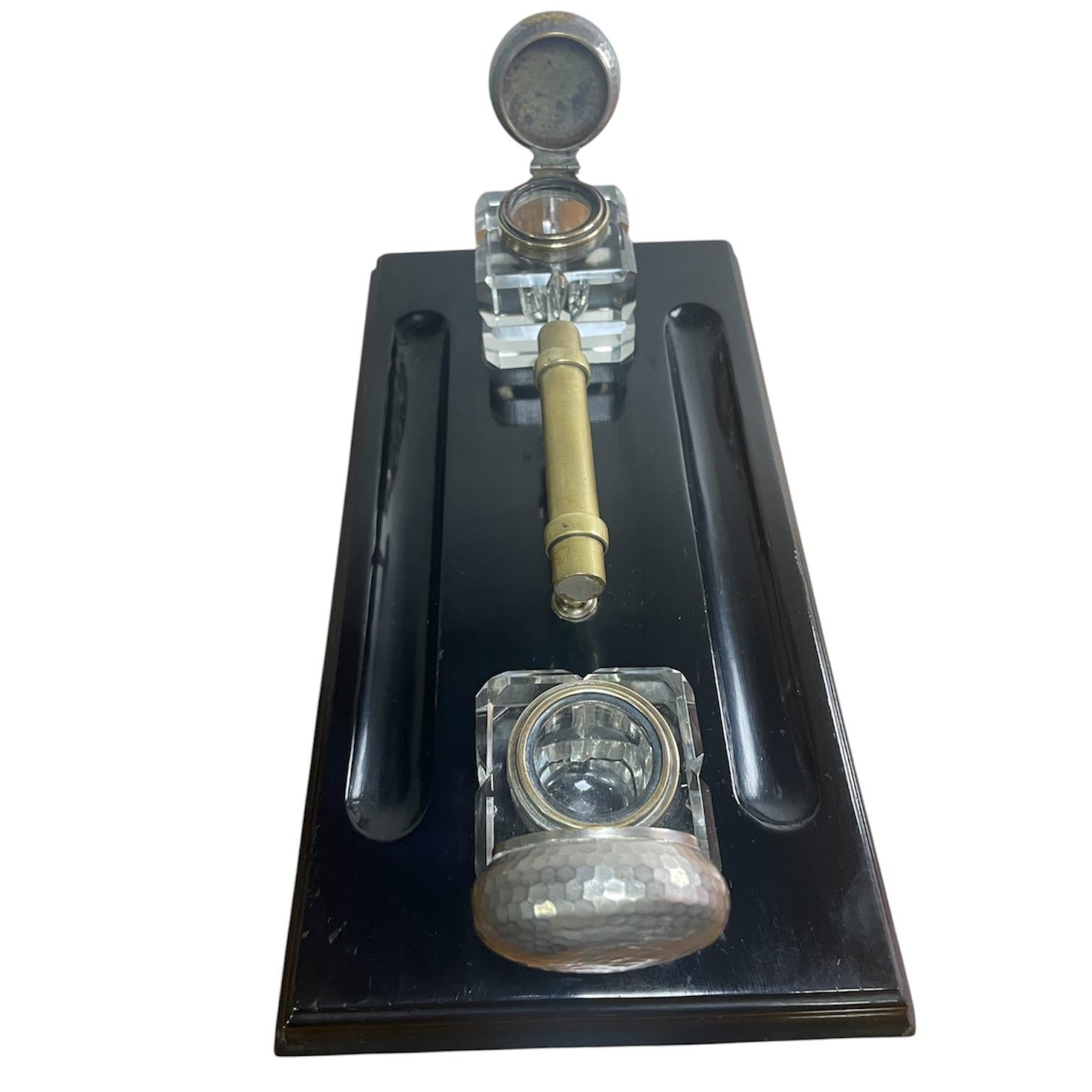 Tintero antiguo de madera lacada con tinteros de cristal a juego Argentino en venta