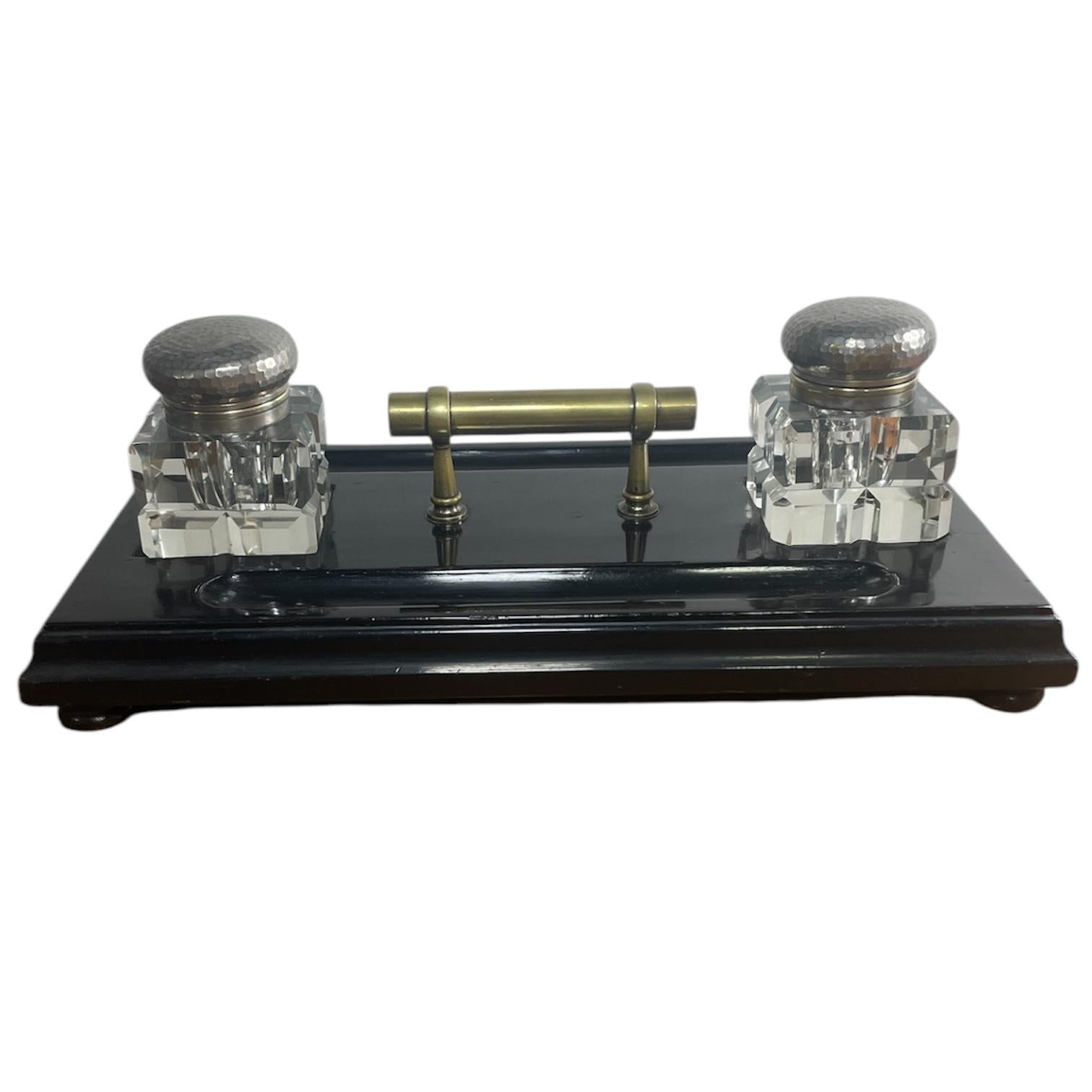 Tintero antiguo de madera lacada con tinteros de cristal a juego Fines del siglo XIX en venta