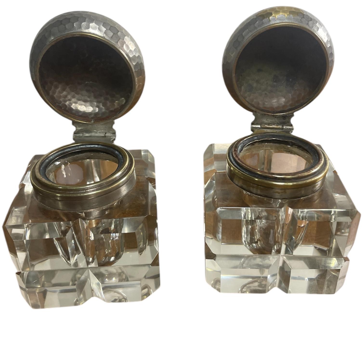 Tintero antiguo de madera lacada con tinteros de cristal a juego en venta 1