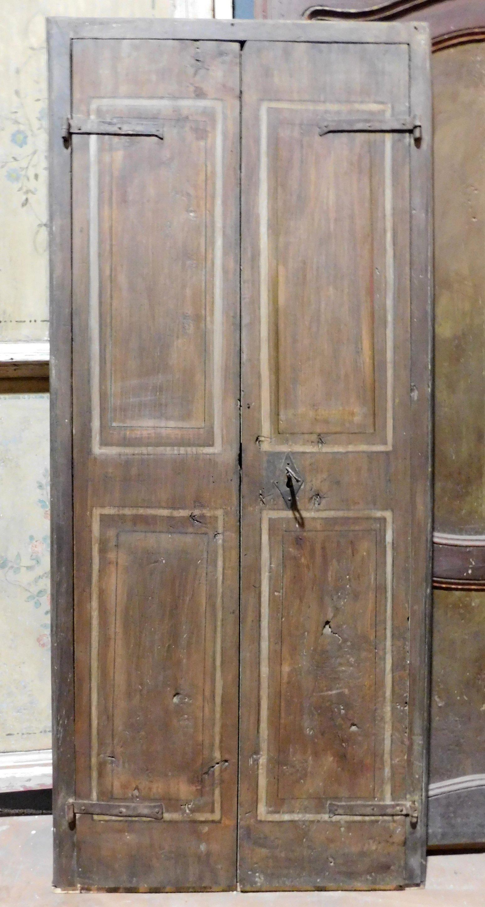 Porte ancienne pour armoire murale en bois laqué, couleur brun patiné de la haute époque, avec panneaux peints, construite au XVIIIe siècle en Italie.
Complète, avec cadre, fers d'origine et ouverture à tirette, elle peut être utilisée aussi bien