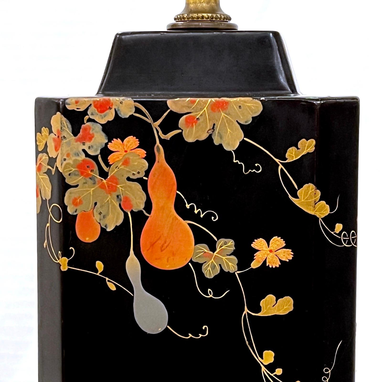 Lampe de table japonaise laquée des années 1920 avec détails dorés.

Mesures :
Hauteur du corps : 13