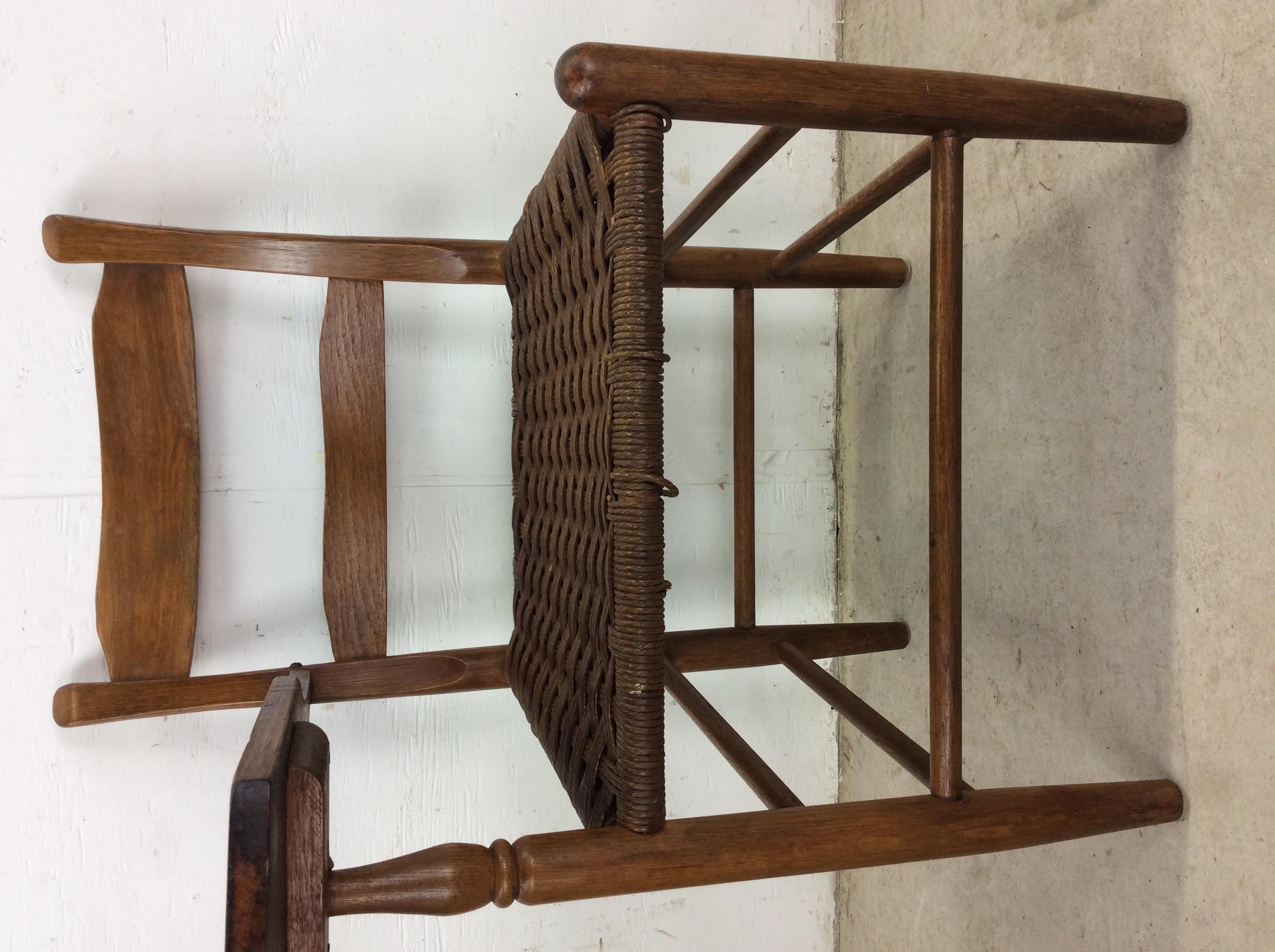 Américain Chaise d'écriture ancienne à dossier en échelle avec siège en jonc en vente