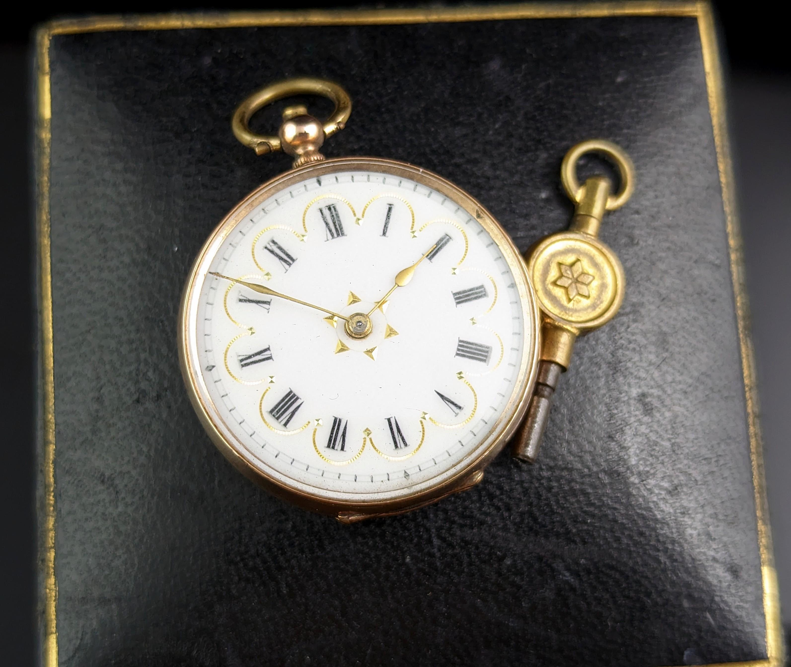 Diese antike Damenuhr mit Anhänger aus 9 Karat Gold ist die perfekte Kombination aus Stil und Funktionalität.

Die Taschenuhr ist aufwendig gestaltet mit floralen Gravuren auf der Rückseite mit einem weißen Emaille-Zifferblatt, goldfarbenen Zeigern