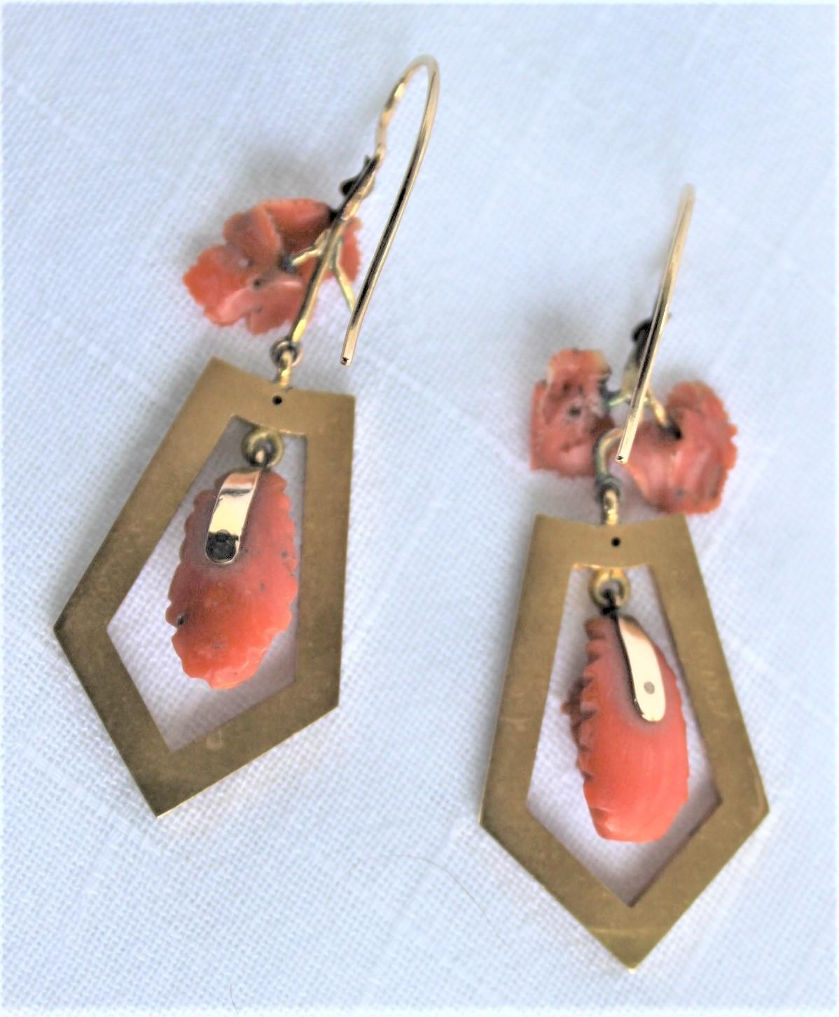 Antike Damen-Brosche & Ohrringe Set aus geschnitzter Koralle Cherub & 14-Karat Gelbgold (Gold) im Angebot