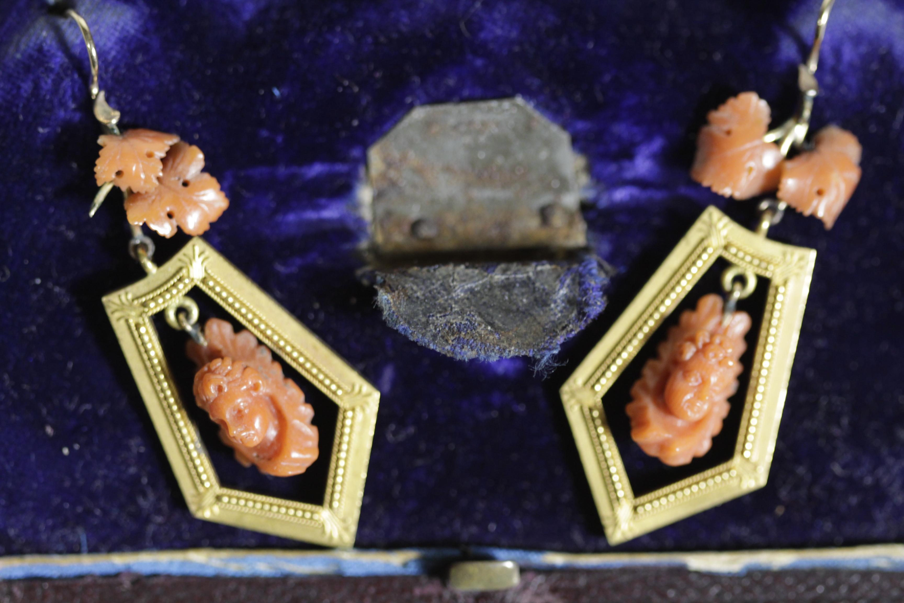 Antike Damen-Brosche & Ohrringe Set aus geschnitzter Koralle Cherub & 14-Karat Gelbgold im Angebot 1
