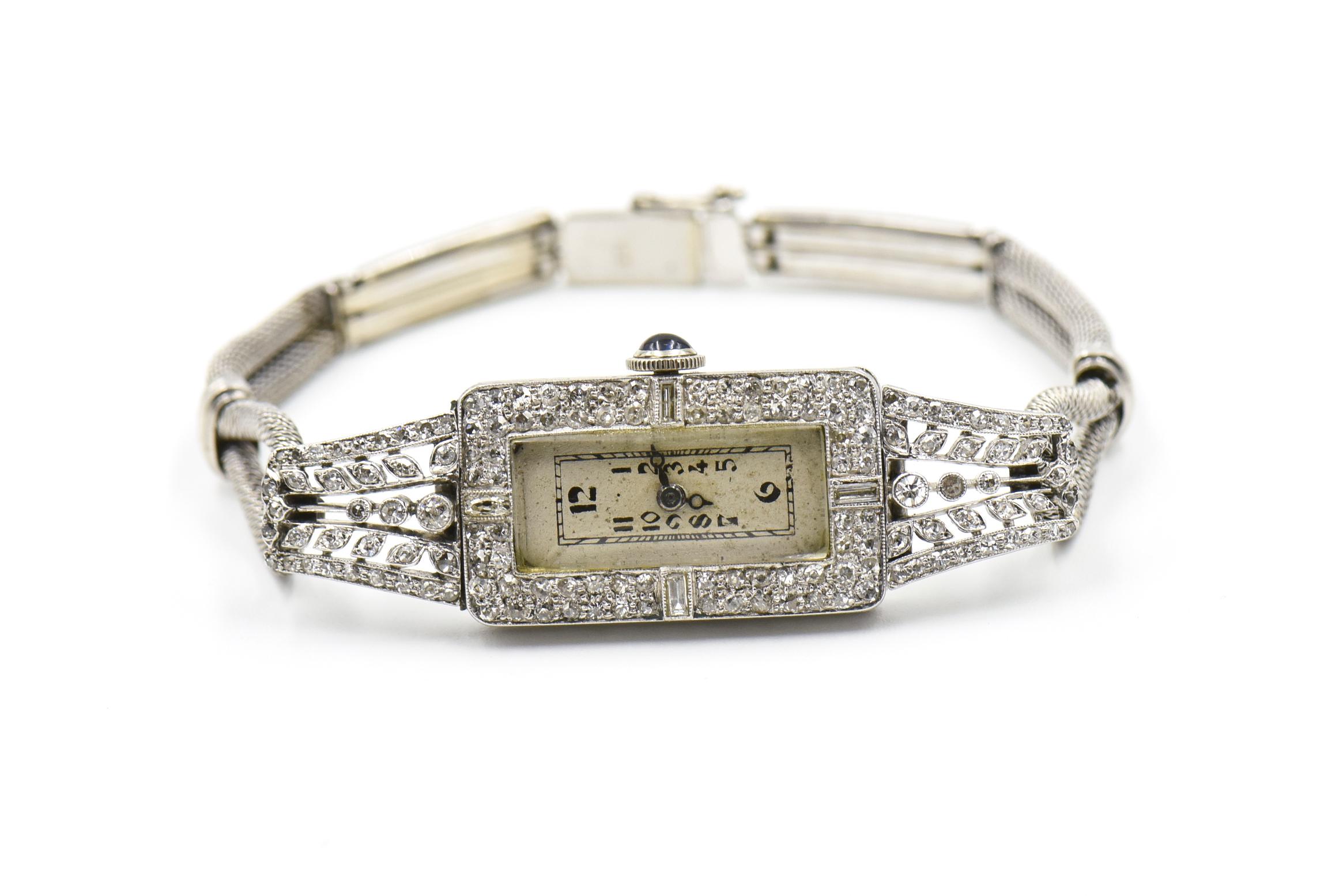 Taille vieille mine Montre-bracelet ancienne pour dames à diamant allongé en platine et or en vente