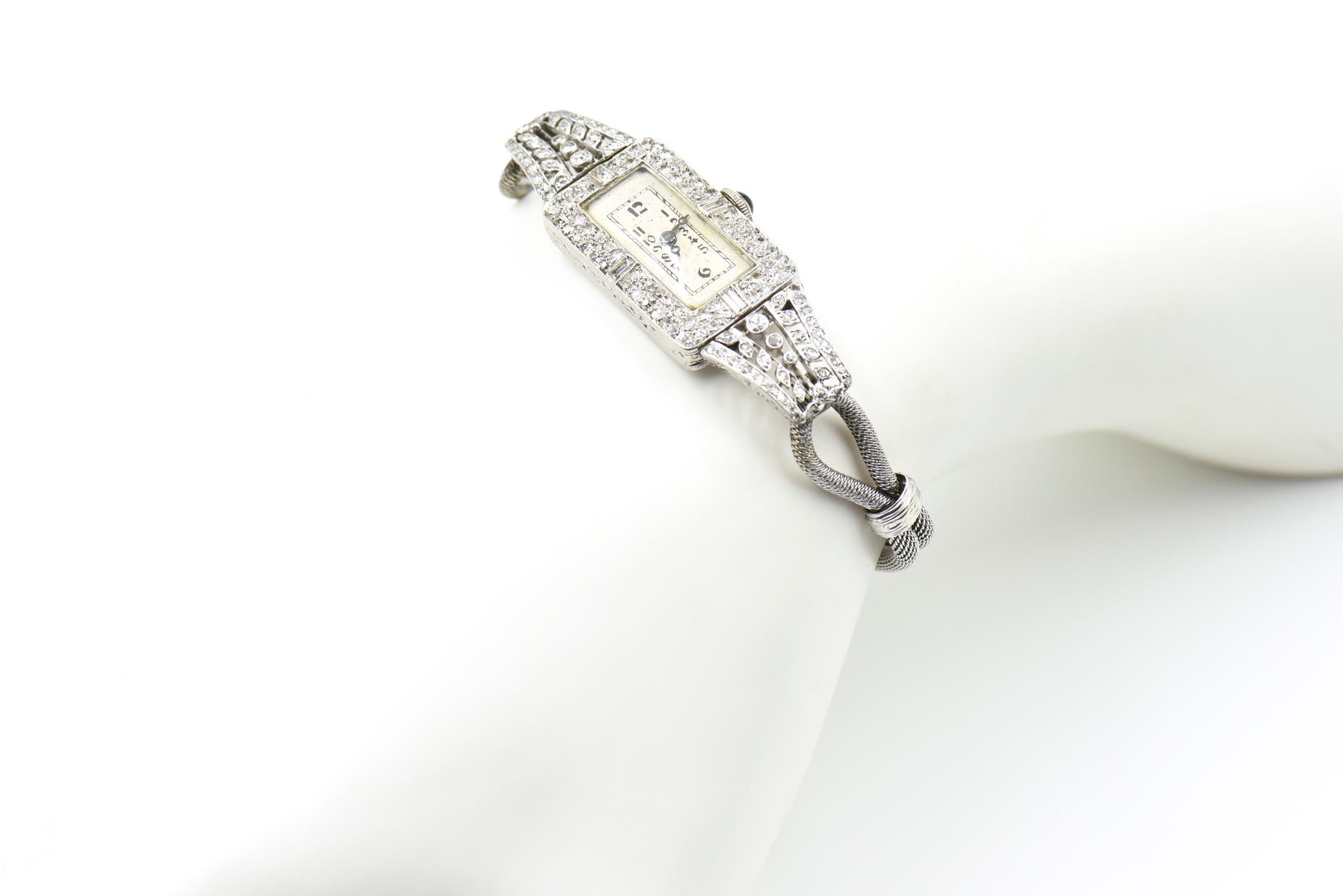 Montre-bracelet ancienne pour dames à diamant allongé en platine et or en vente 3