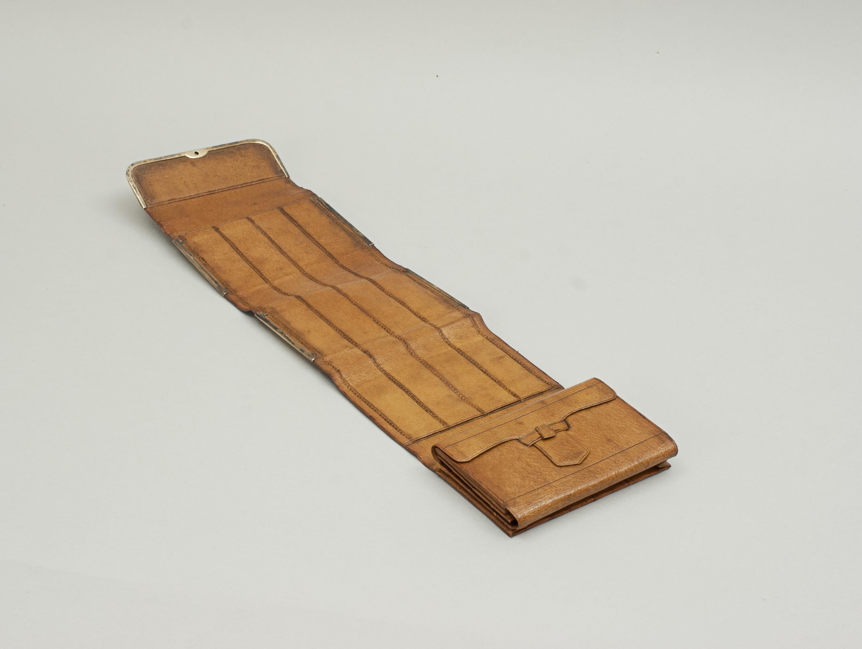 Antique Ladies Folding Crocodile Purse, Sewing Kit. In Good Condition For Sale In Oxfordshire, GB