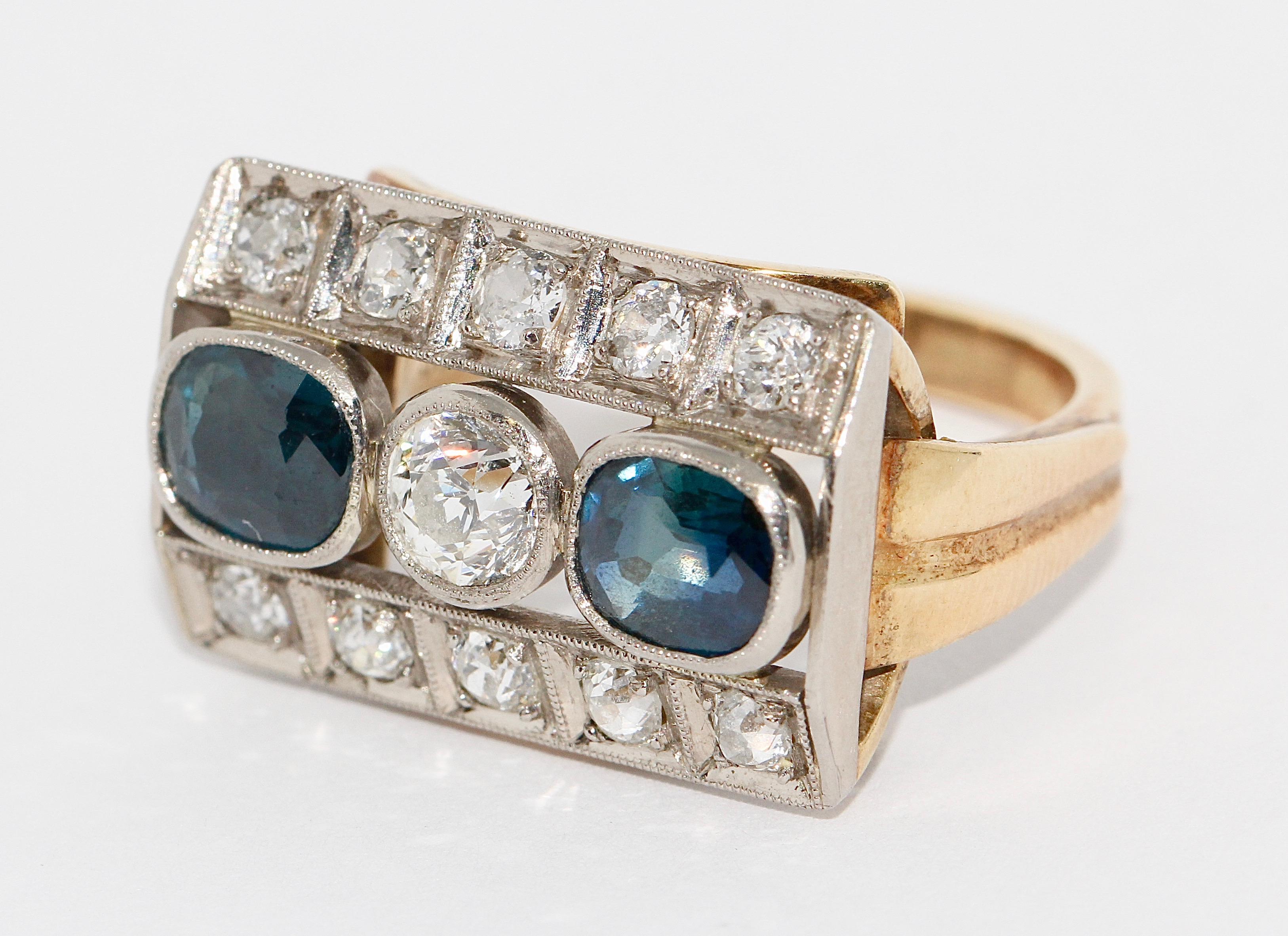 Anillo antiguo de oro para señora, con zafiros y diamantes.

El diamante solitario central tiene unos 0,4 quilates.

Talla de anillo US alrededor de 6 1/2.

Incluye certificado de autenticidad.