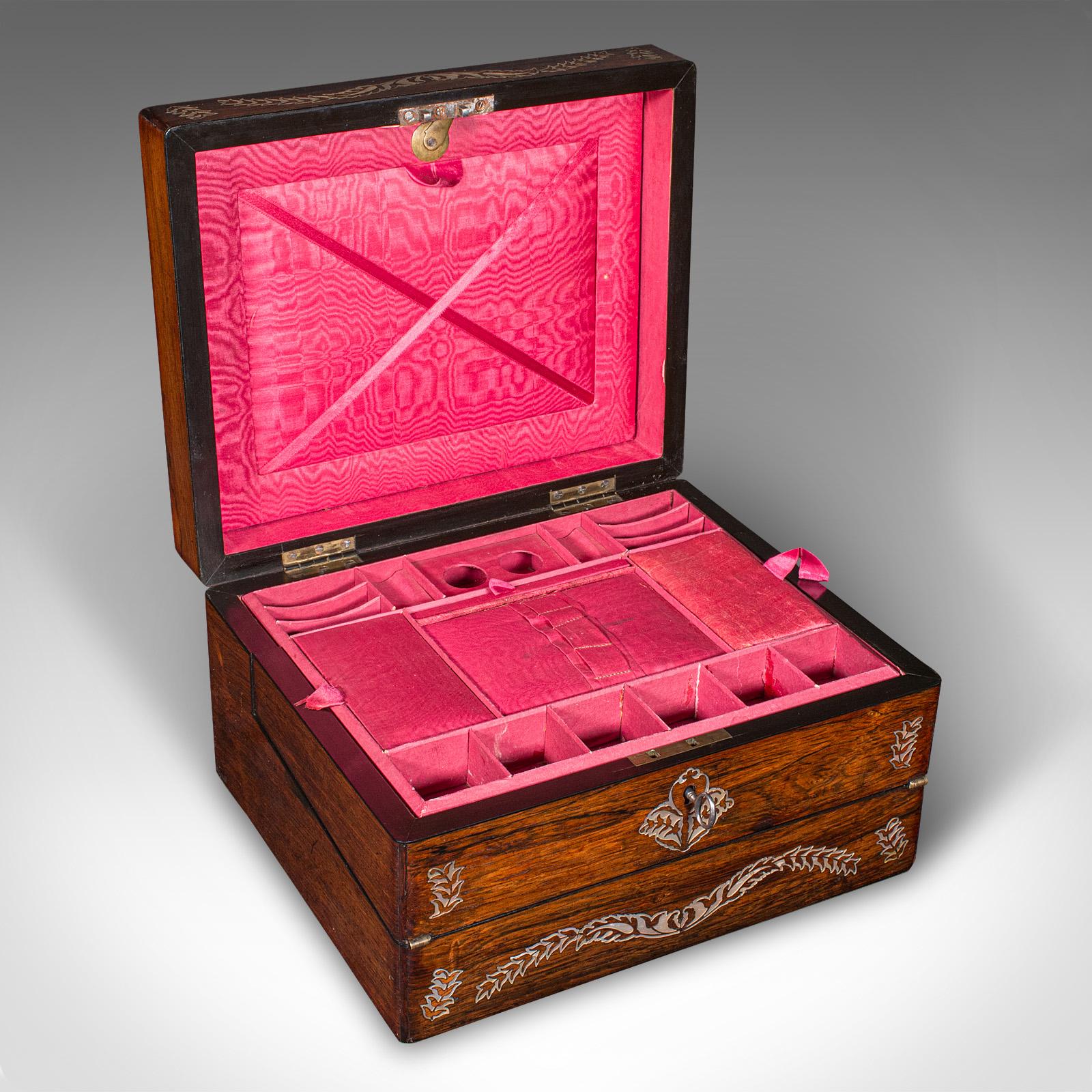 
Se trata de una antigua caja de viaje para señora. Una combinación inglesa, de palisandro y marquetería, de costurero y escribanía, de principios de la época victoriana, hacia 1850.

La exquisita artesanía acentúa esta fina caja de viaje
Mostrando