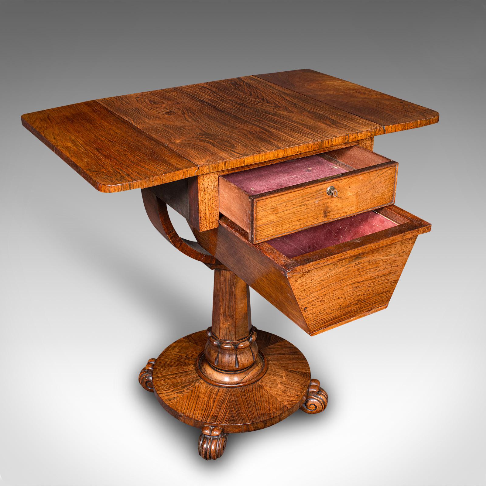 Voici une charmante table de travail ancienne pour dames. Table à couture ou à jeux d'appoint en palissandre anglais datant de la période William IV, vers 1835. D'une forme élégante et d'une grande finesse d'exécution, cette pièce polyvalente allie