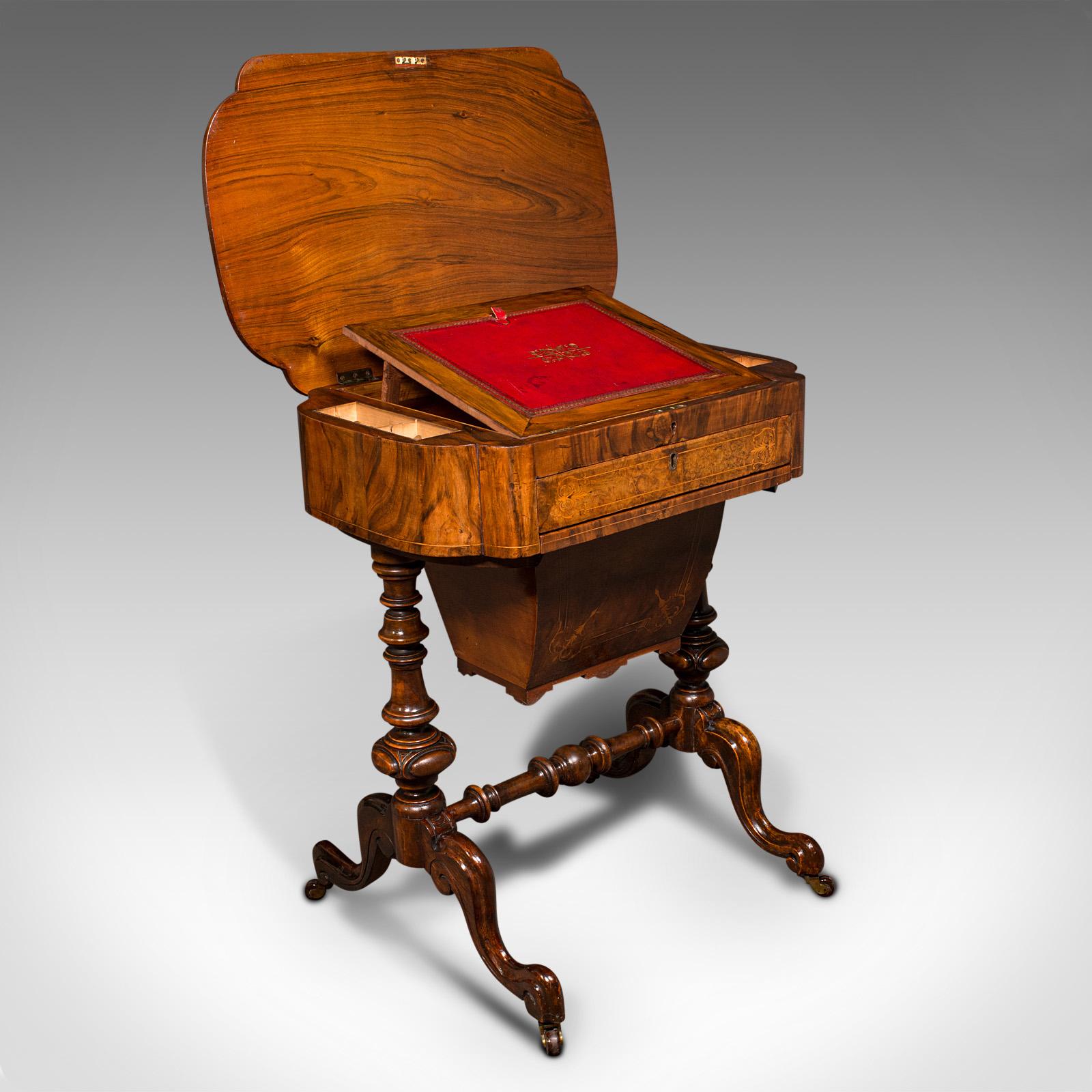 Dies ist ein antiker Arbeitstisch für die Dame des Hauses. Ein englischer Schreib- oder Nähtisch aus Wurzelholz und Leder von Waring & Gillow aus der späten viktorianischen Zeit, um 1900.

Wunderschön gestalteter Tisch mit auffälligen Figuren und