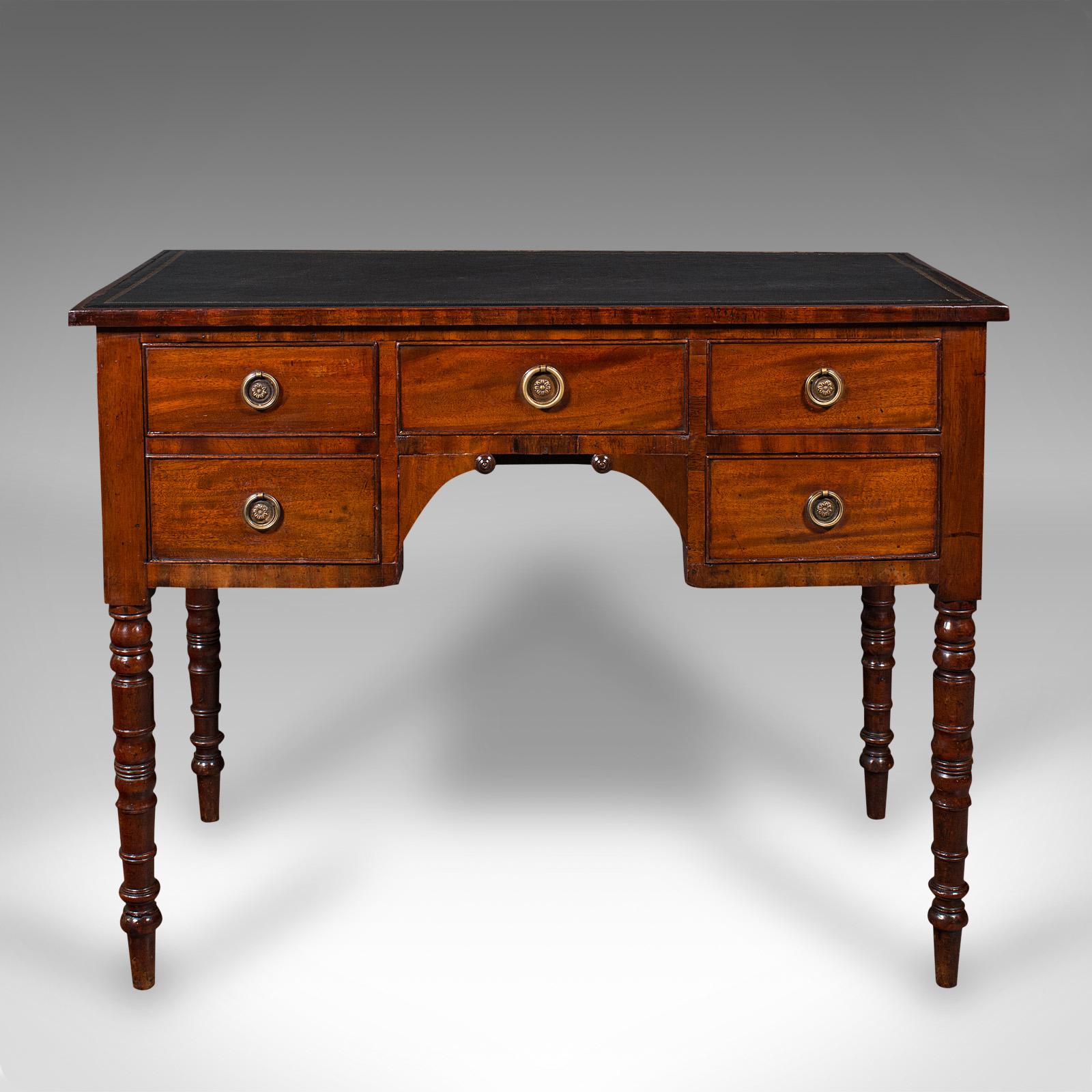 Dies ist ein antiker Damenschreibtisch. Ein englischer Korrespondenztisch aus Mahagoni und Leder aus der frühen viktorianischen Zeit, um 1850.

Angenehm zierlicher Schreibtisch mit reizvollem Aussehen
Zeigt eine wünschenswerte gealterte Patina und