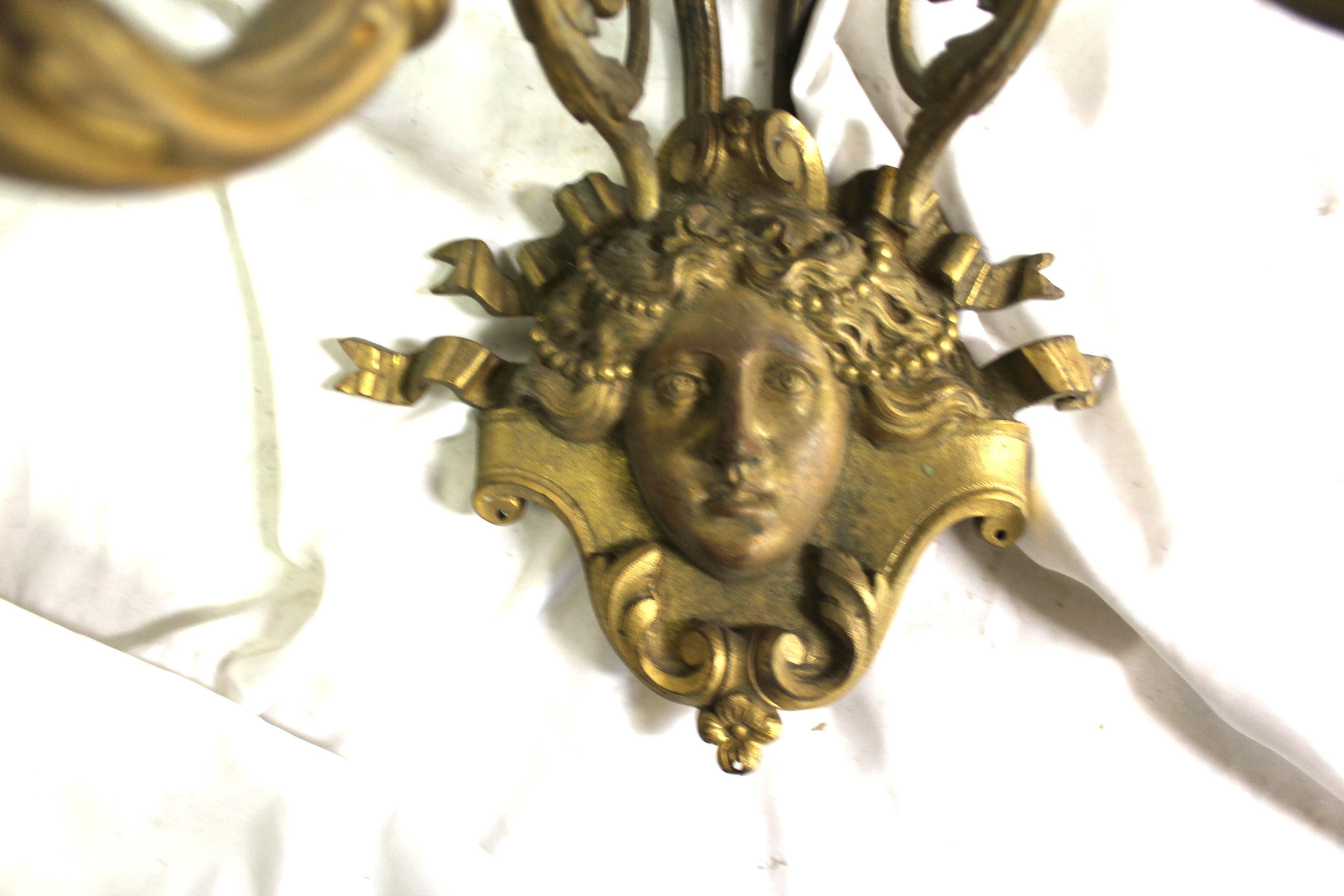 Este candelabro es una fundición muy fina y detallada . Metal con acabado chapado en oro dorado . Es muy probable que se utilice en una gran lámpara de araña, o incluso en un gran candelabro. Mira los detalles en las fotos .  Falta un portavelas . Y