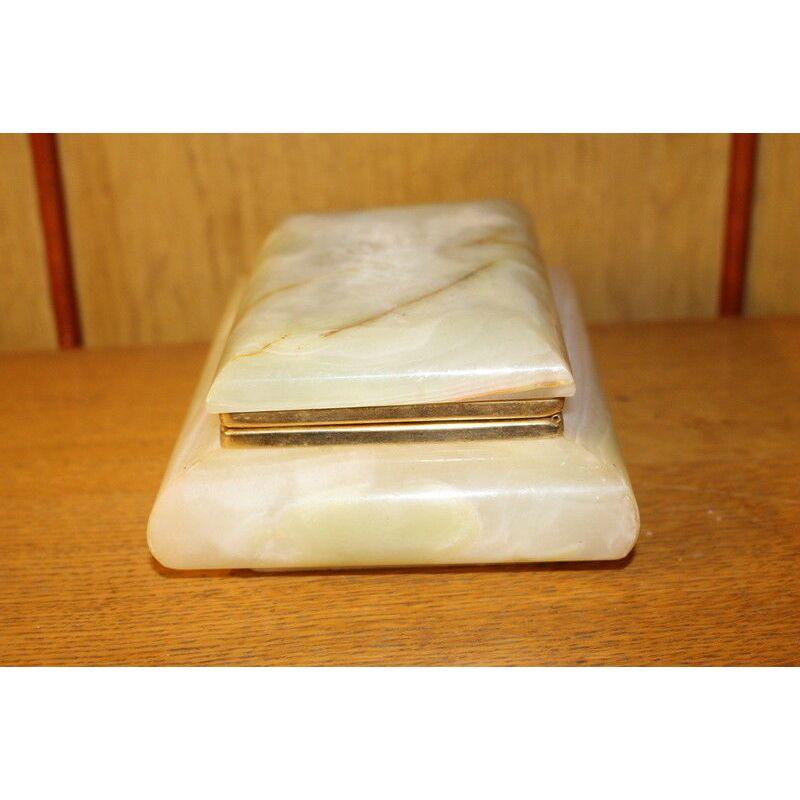 Ancienne boîte à bijoux ou boîte décorative italienne en marbre onyx vert clair, brun et blanc avec intérieur en velours rouge, avec couvercle, vers le milieu du 20e siècle.

Forme : Rectangle
Couleur : Vert
Dimensions : 15 L x 12 P x 7 H cm