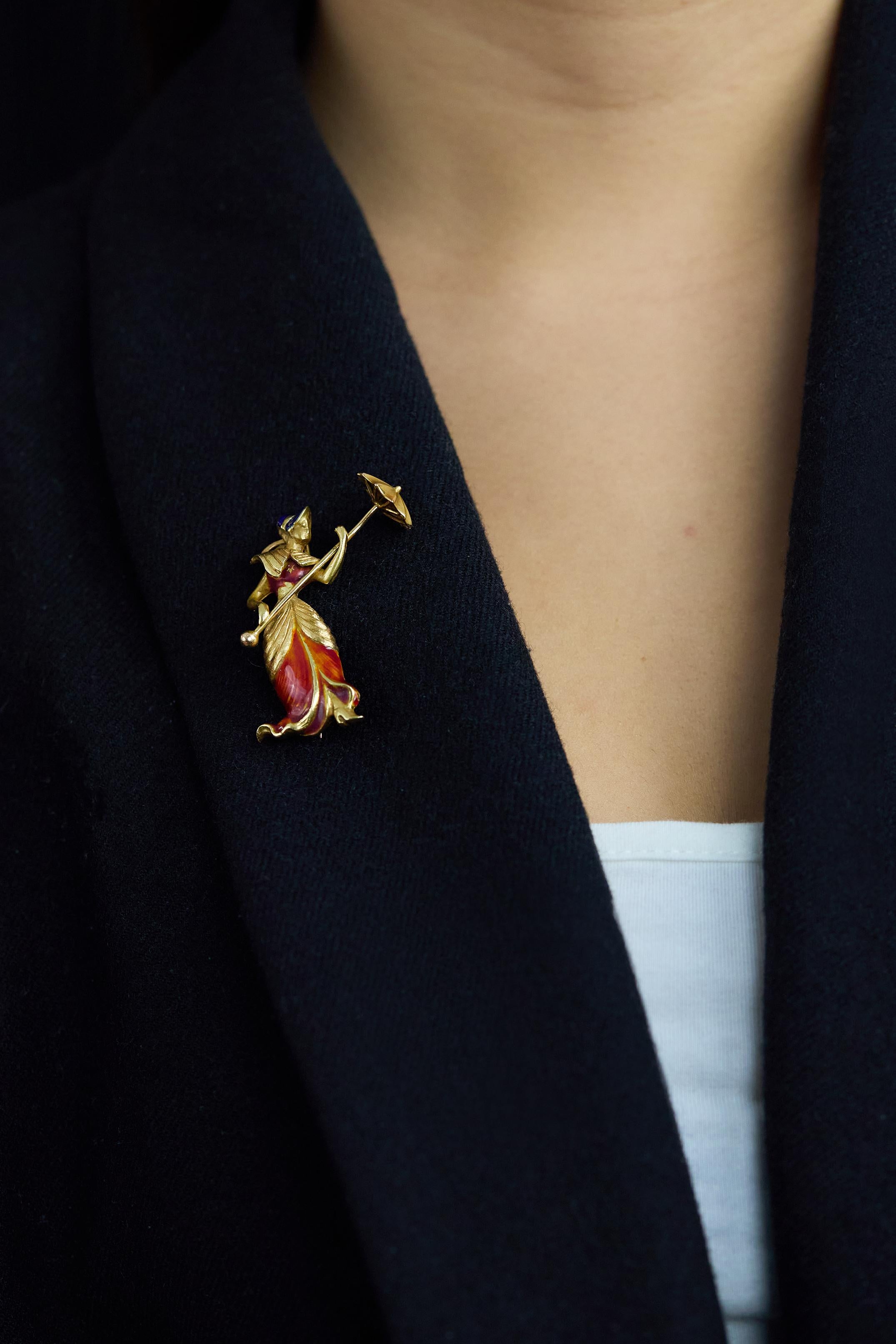 Antique Lady With An Umbrella Enamel Brooch in Yellow Gold For Sale 1
