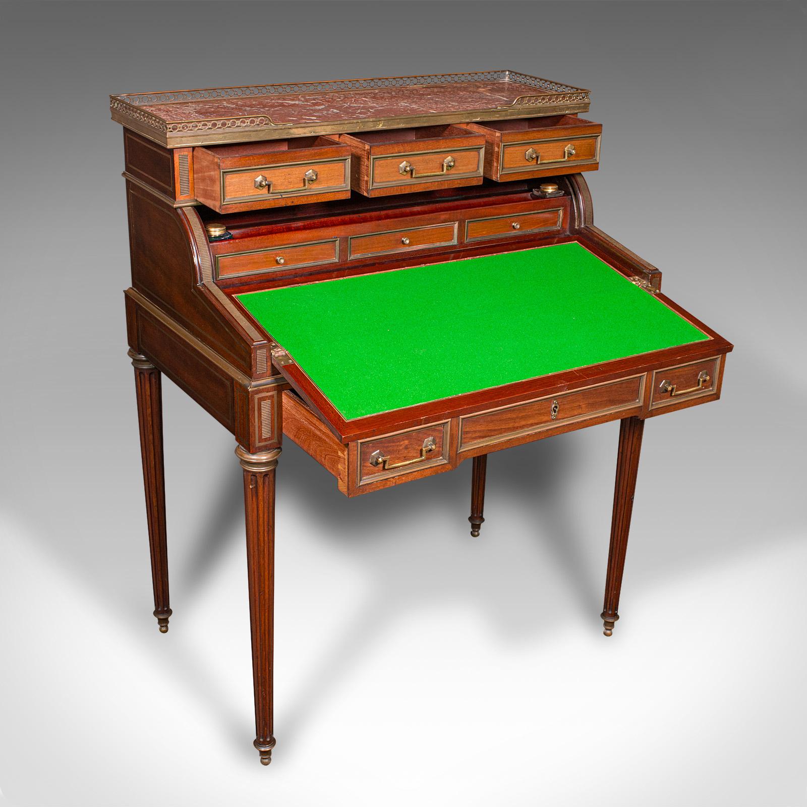 Questo è un antico scrittoio da donna. Un bureau francese in mogano e marmo, risalente al periodo vittoriano, circa 1850.

L'artigianato di qualità, i materiali pregiati e la forma deliziosa valorizzano questa scrivania di qualità.
Presenta una